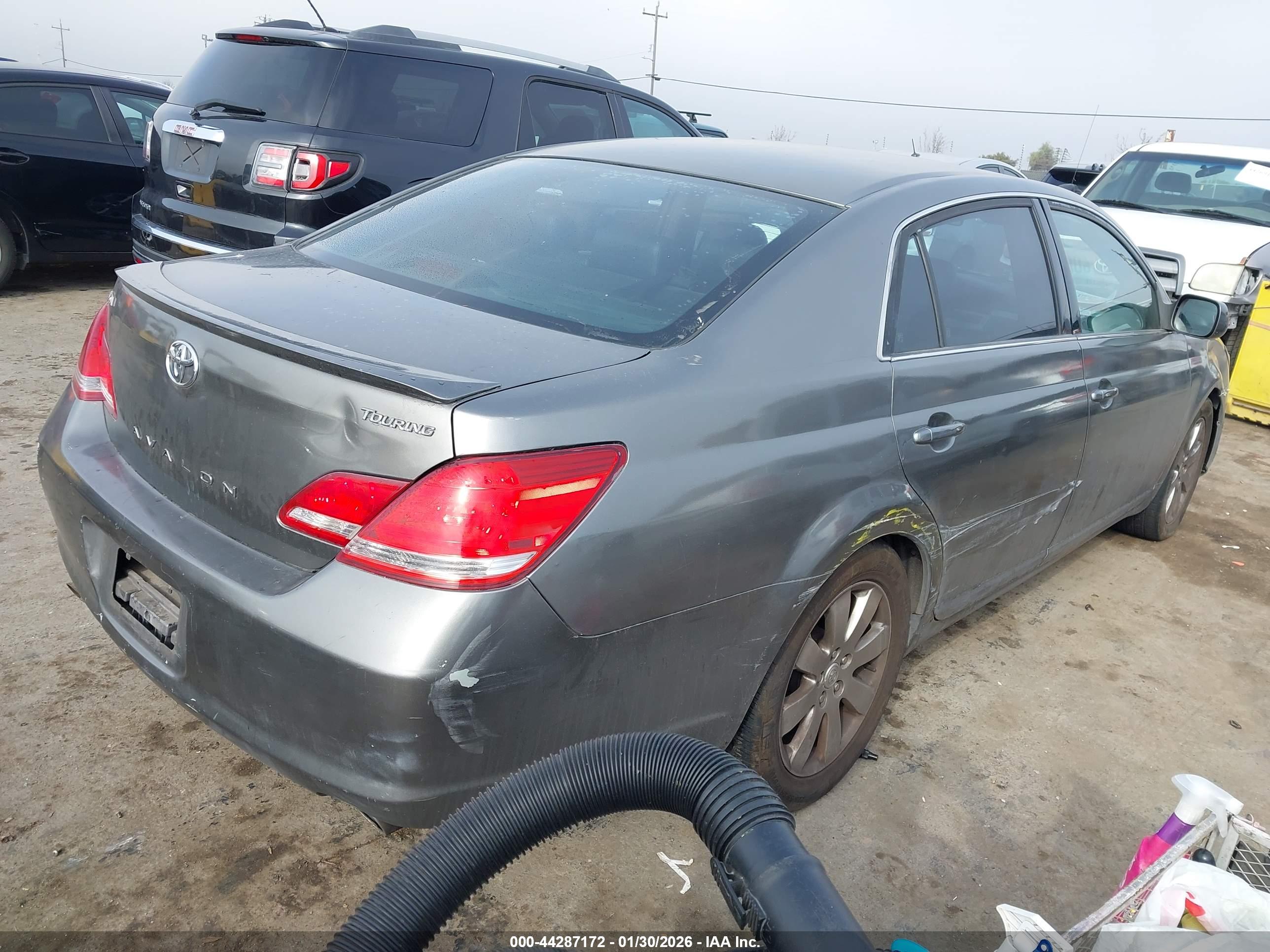 TOYOTA AVALON image 4