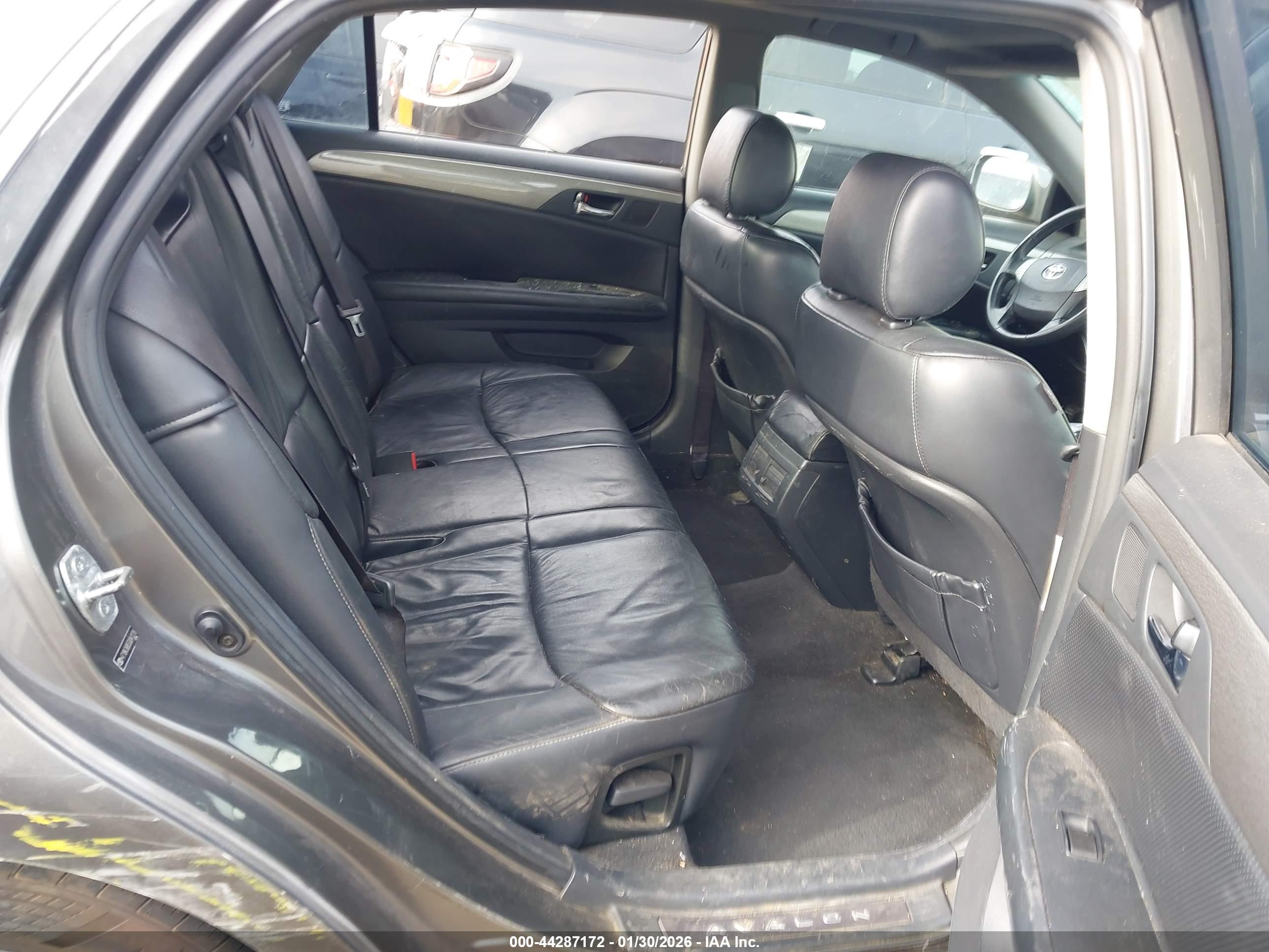TOYOTA AVALON image 8