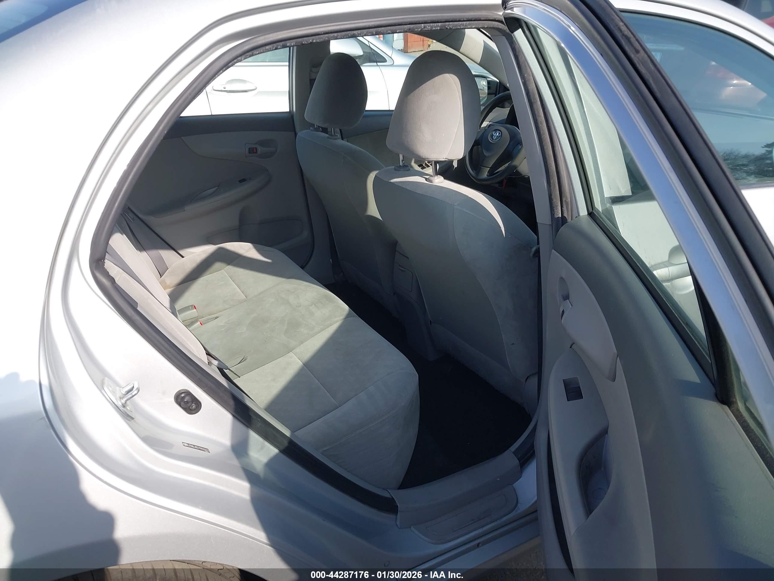 TOYOTA COROLLA image 8