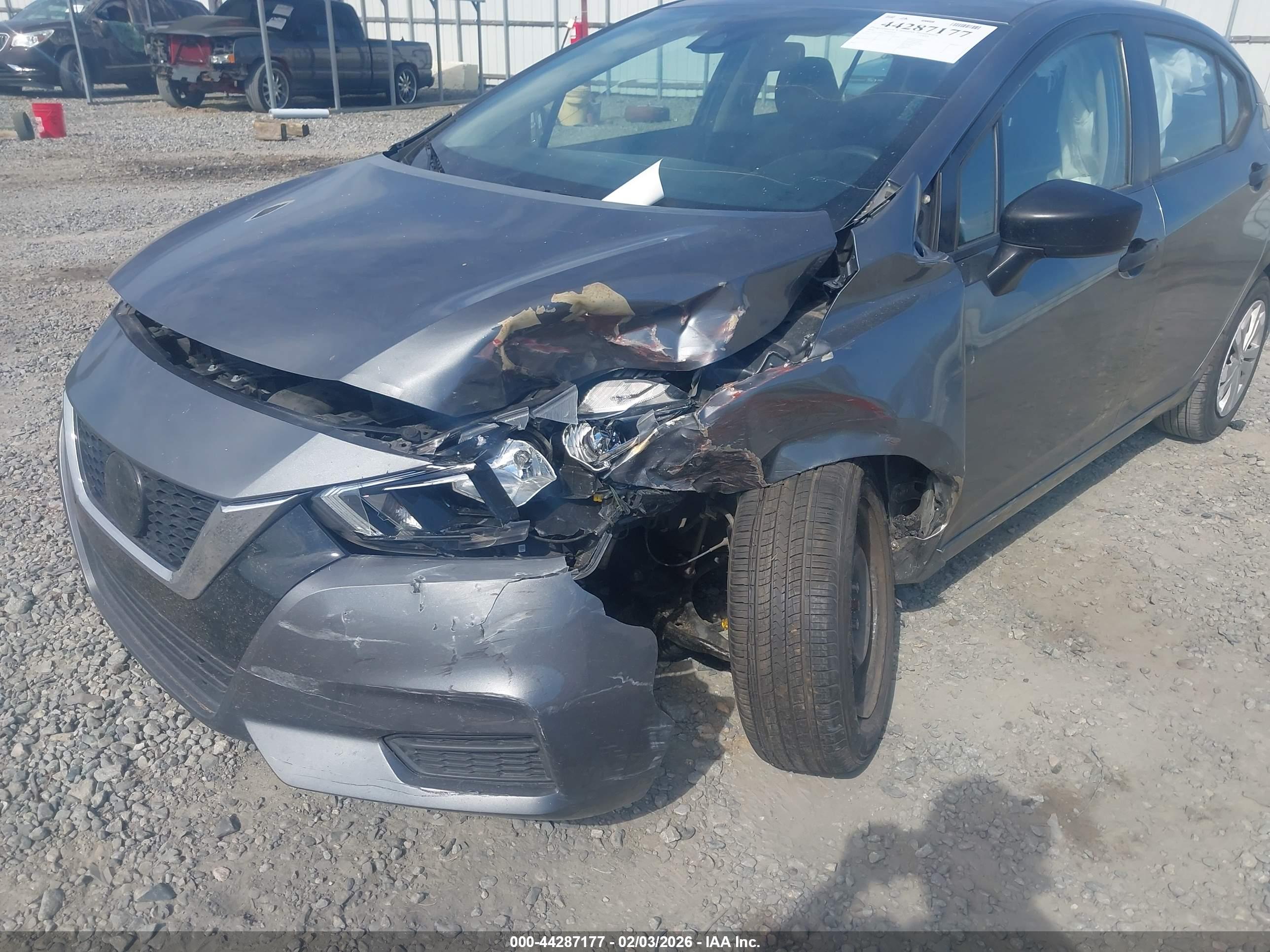 NISSAN VERSA image 6