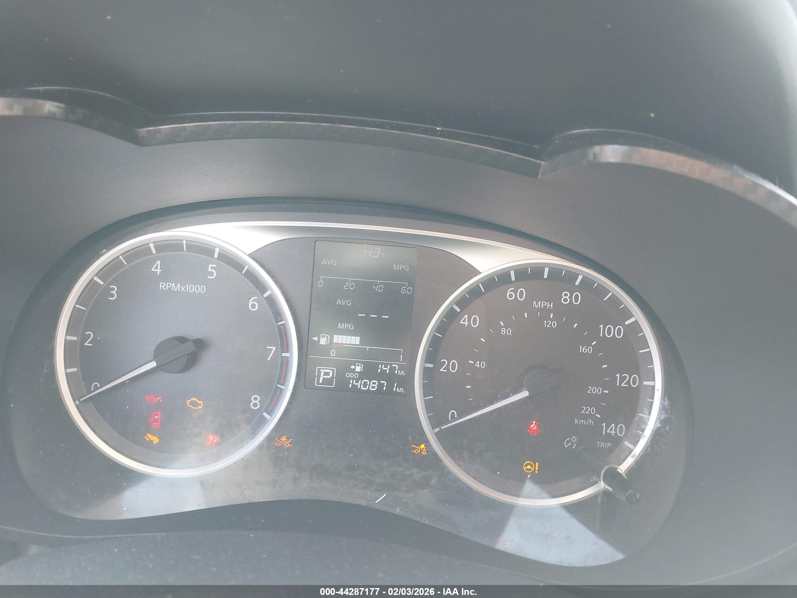 NISSAN VERSA image 7