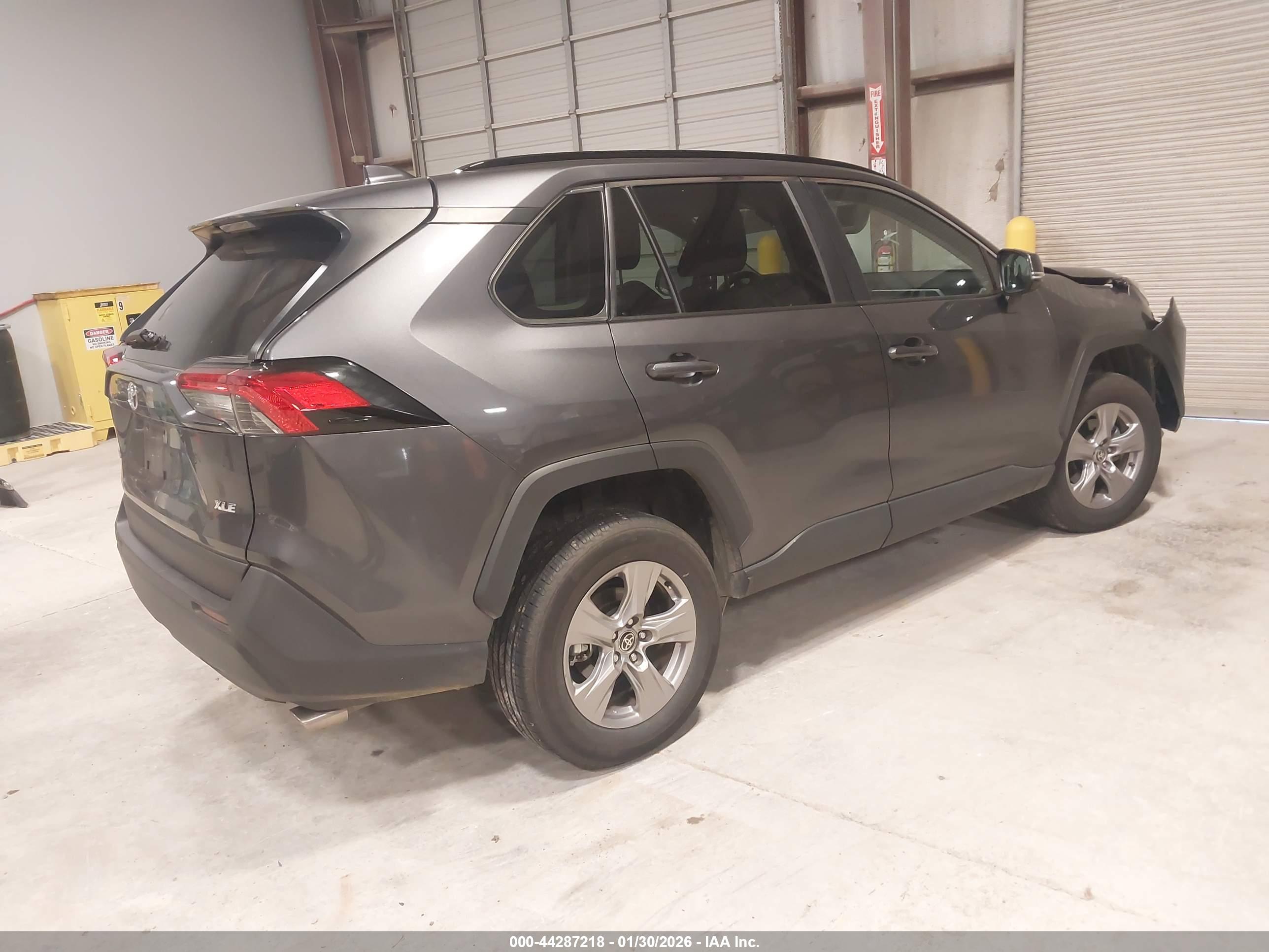 TOYOTA RAV4 image 4