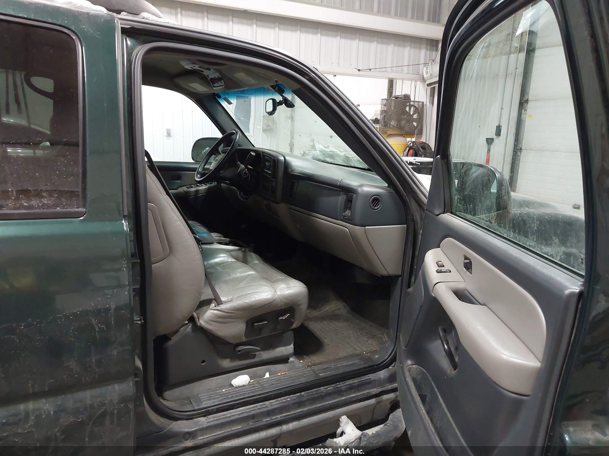 CHEVROLET SUBURBAN image 5