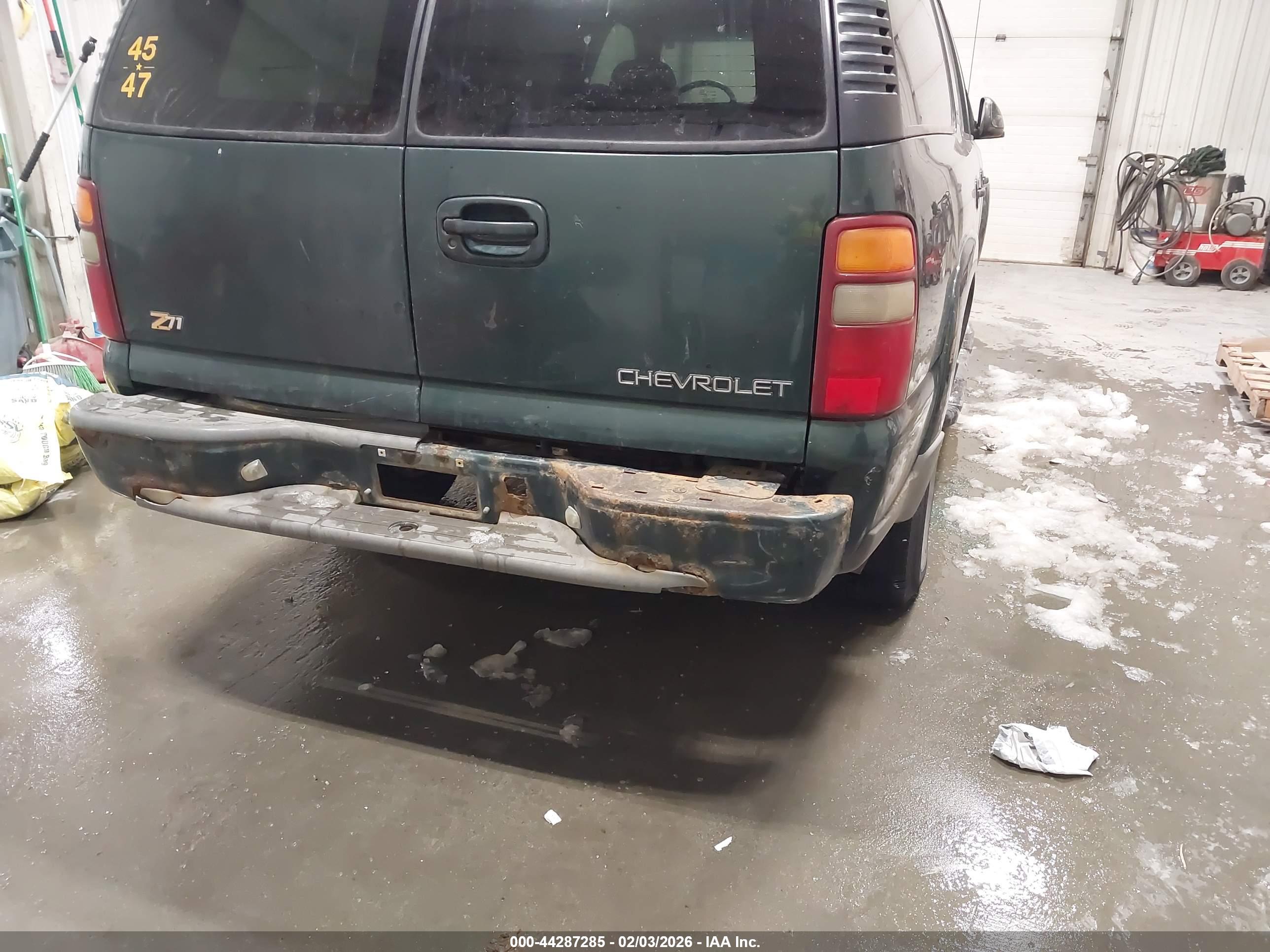 CHEVROLET SUBURBAN image 6