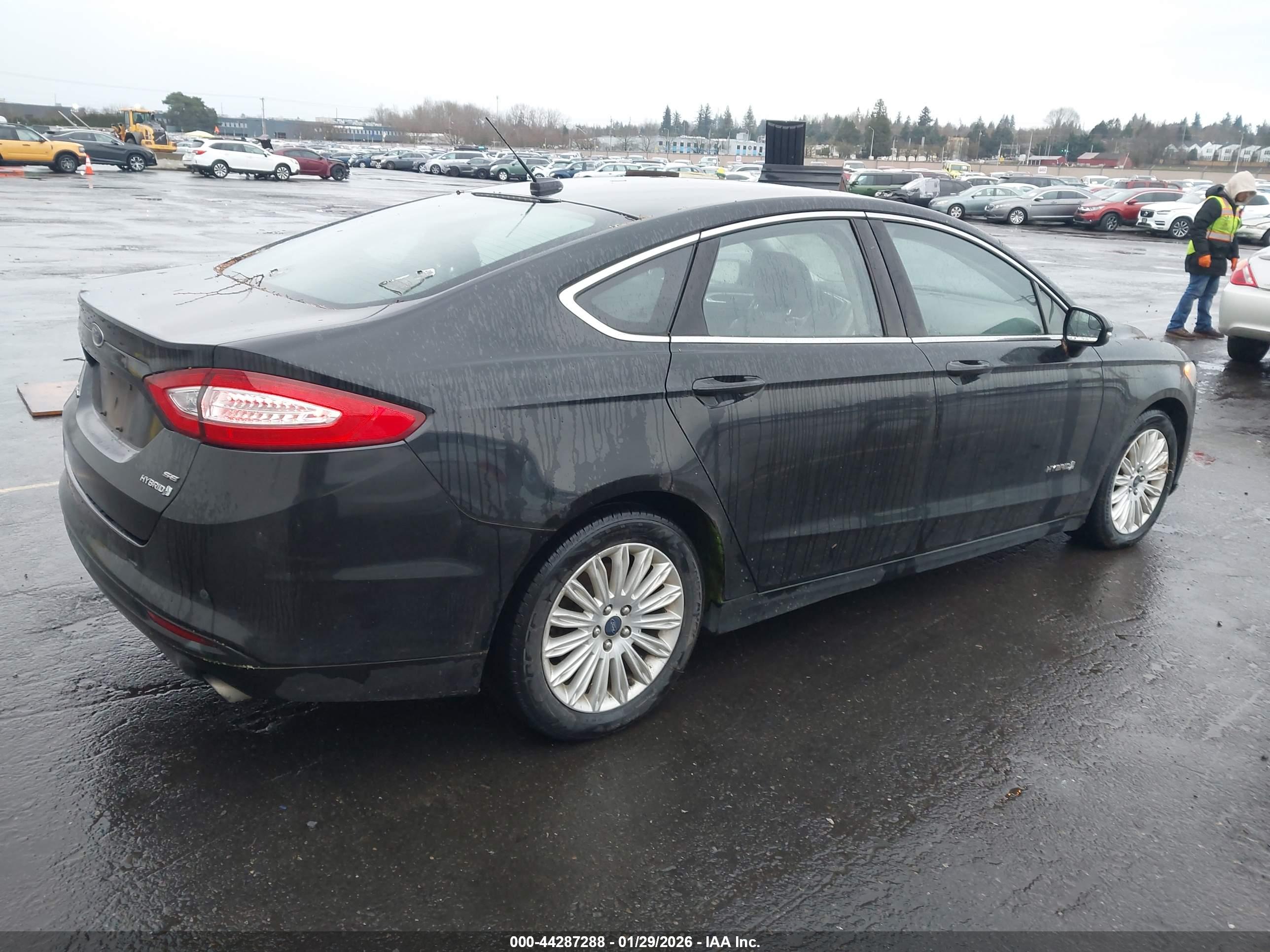 FORD FUSION image 4