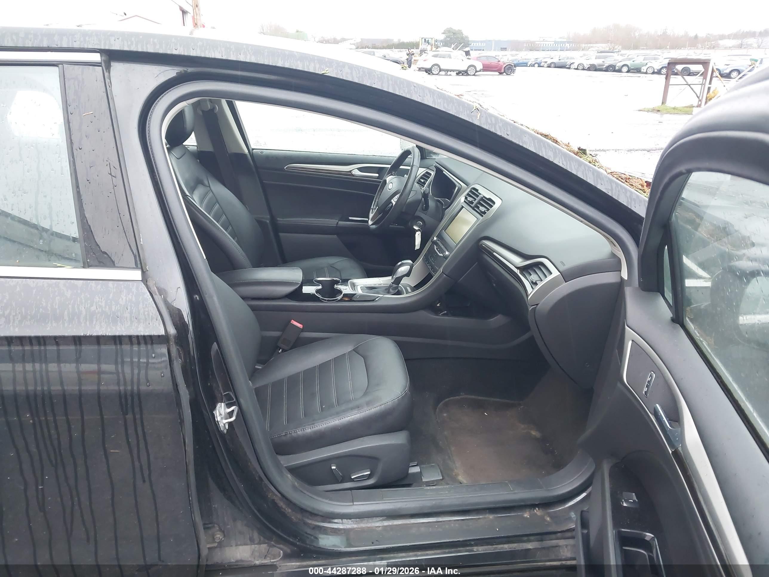 FORD FUSION image 5
