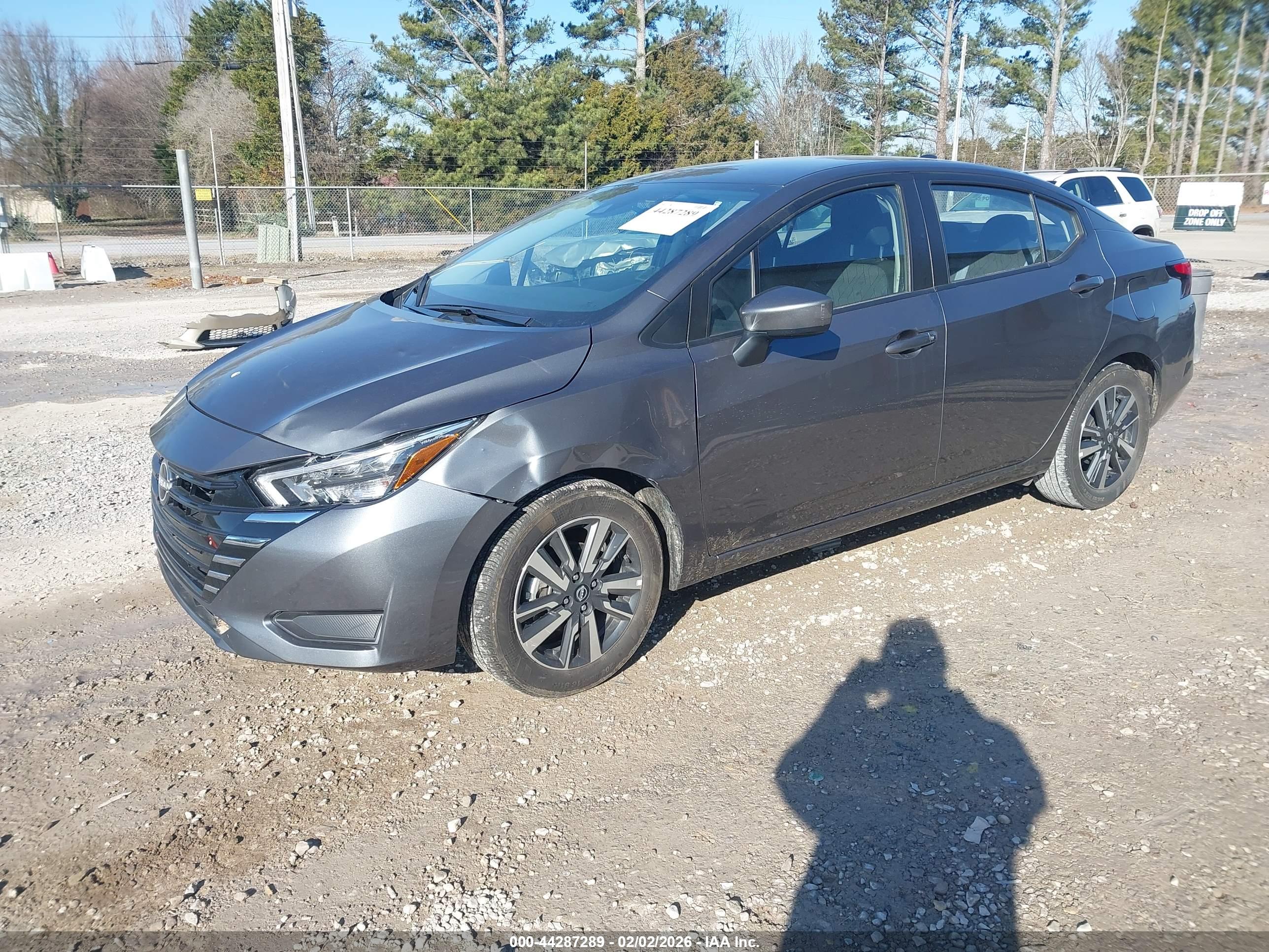 NISSAN VERSA image 2