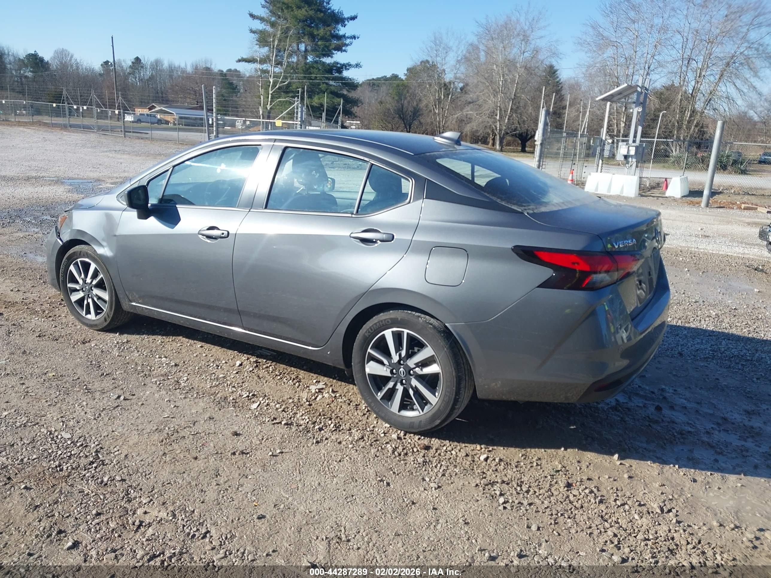 NISSAN VERSA image 3