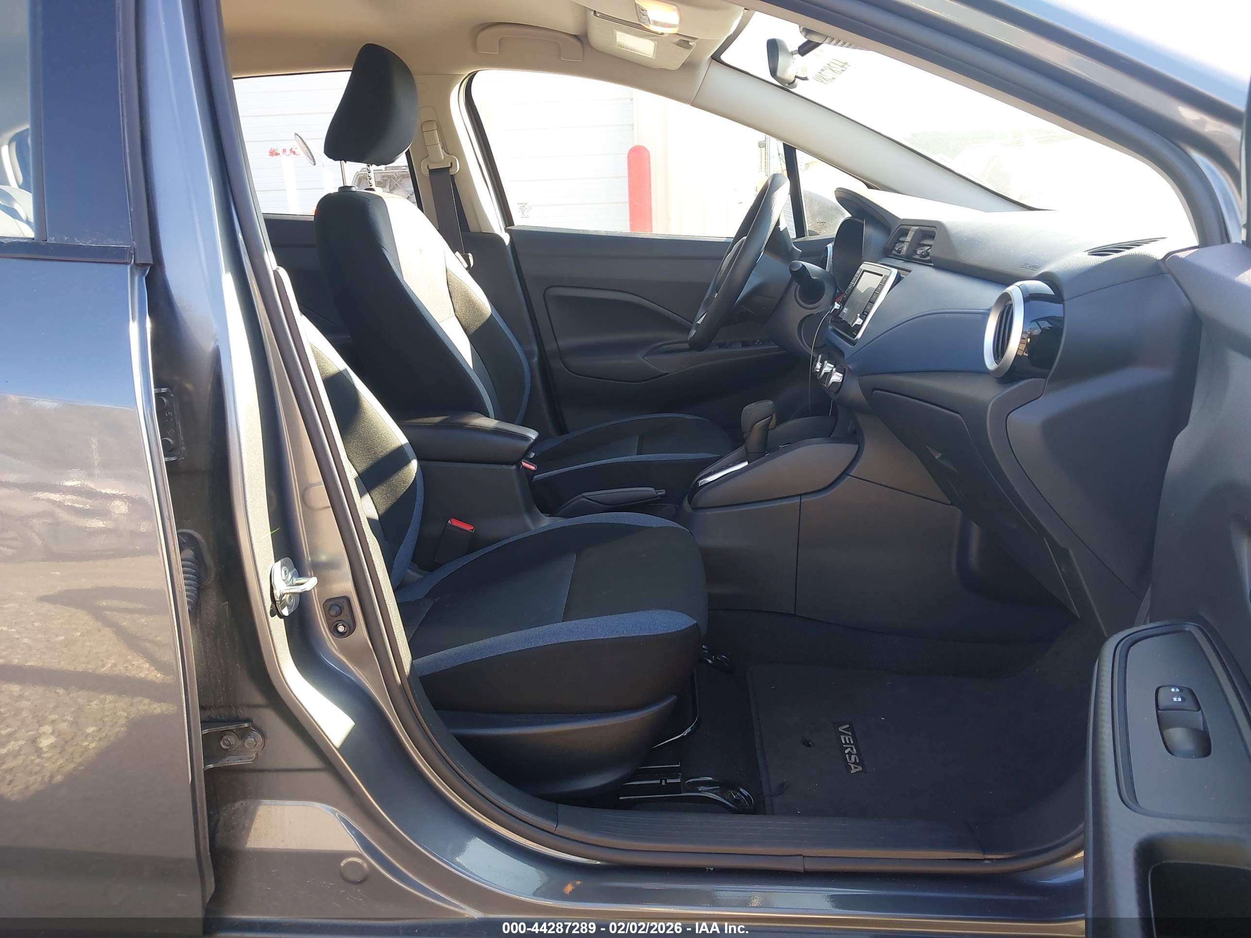 NISSAN VERSA image 5