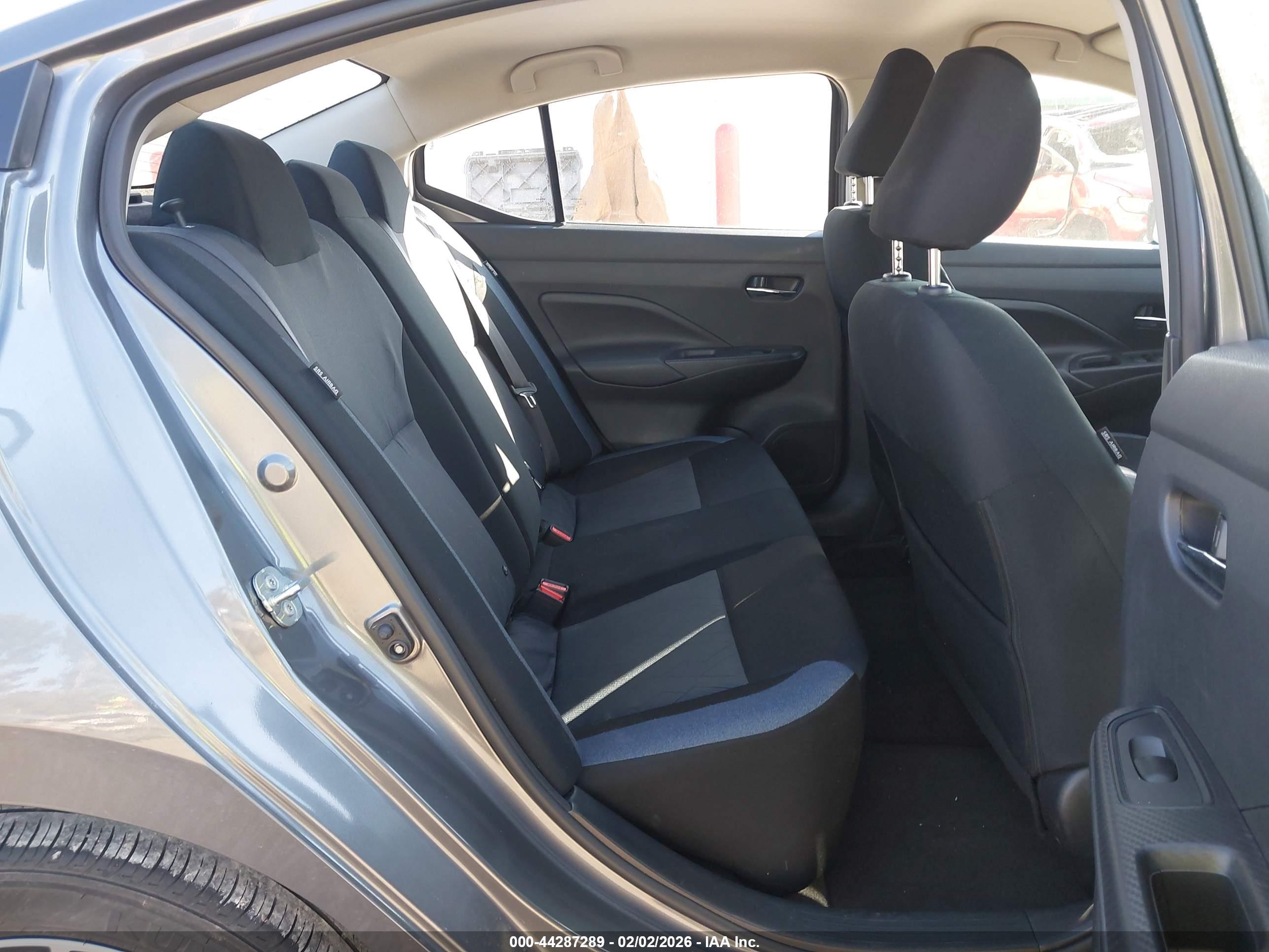 NISSAN VERSA image 8