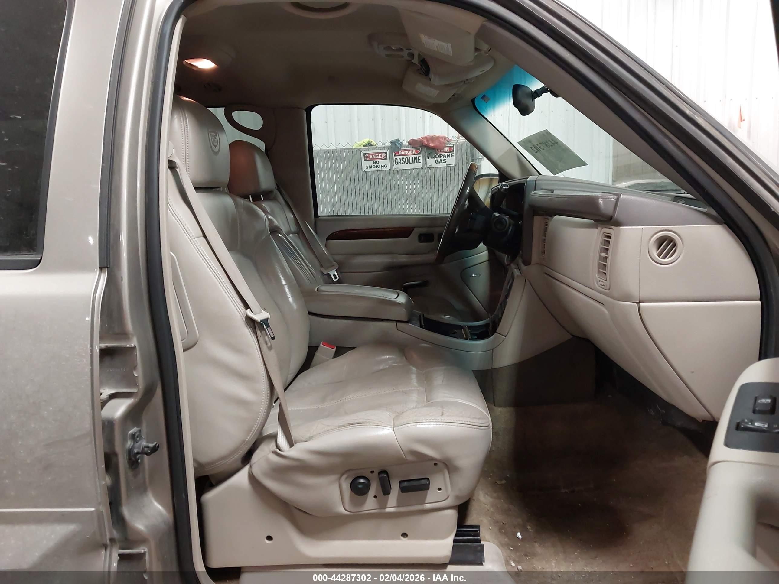 CADILLAC ESCALADE image 5