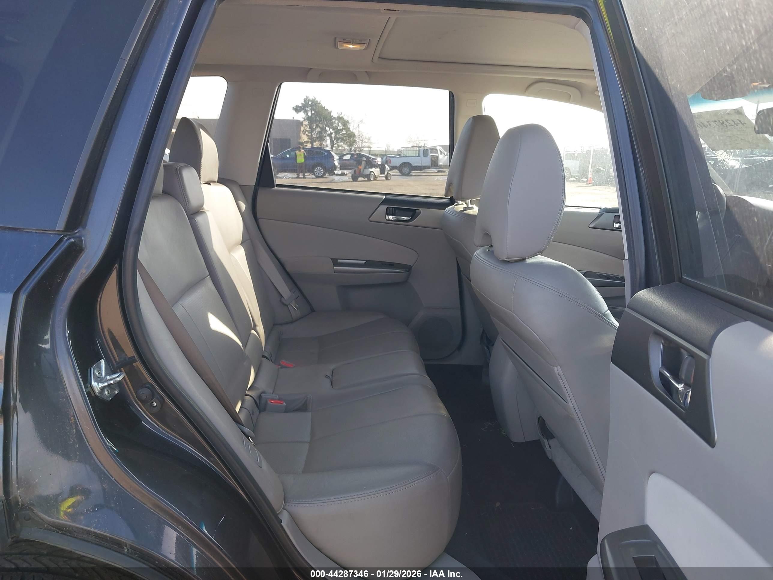 SUBARU FORESTER image 8
