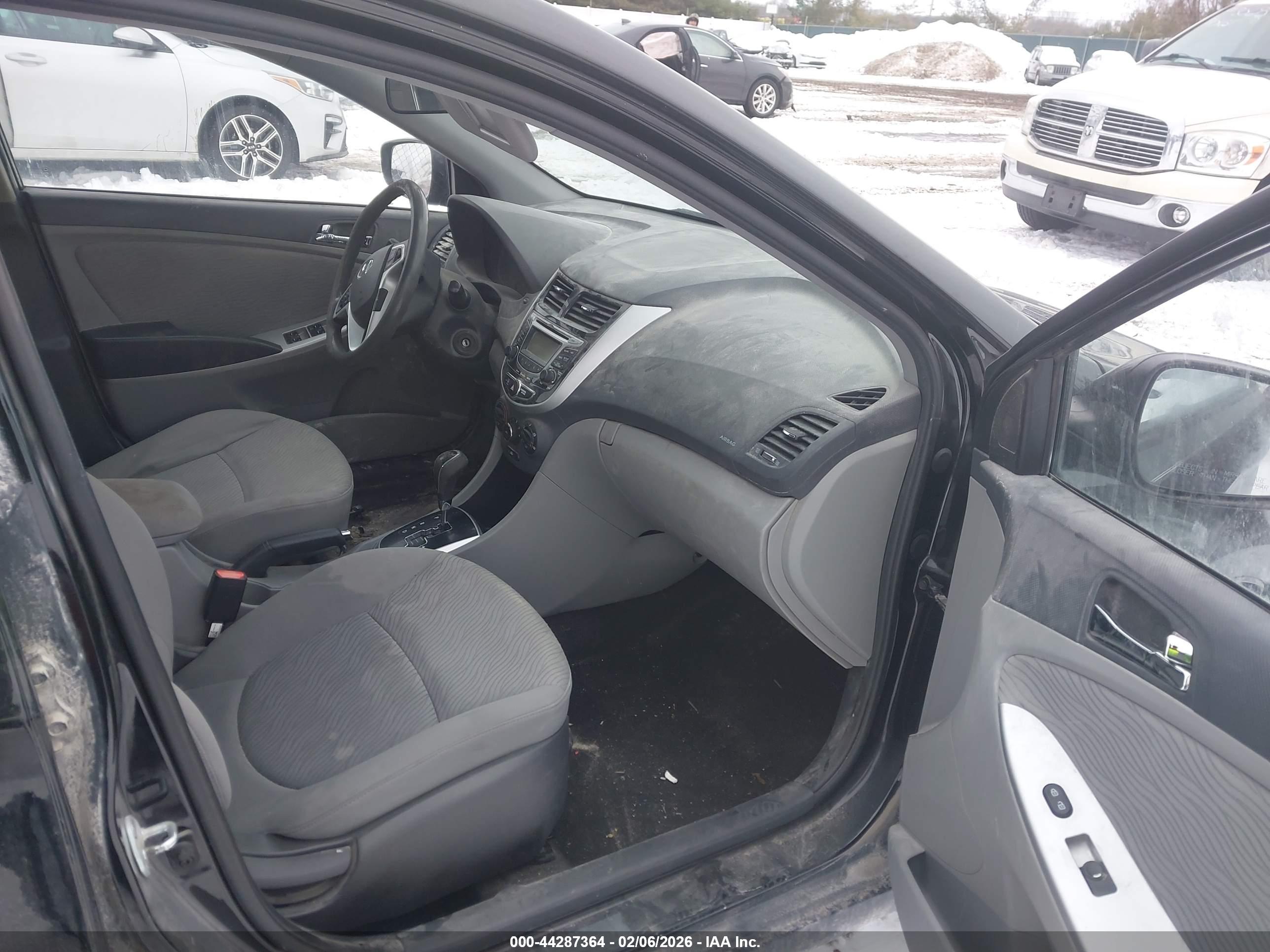 HYUNDAI ACCENT image 5