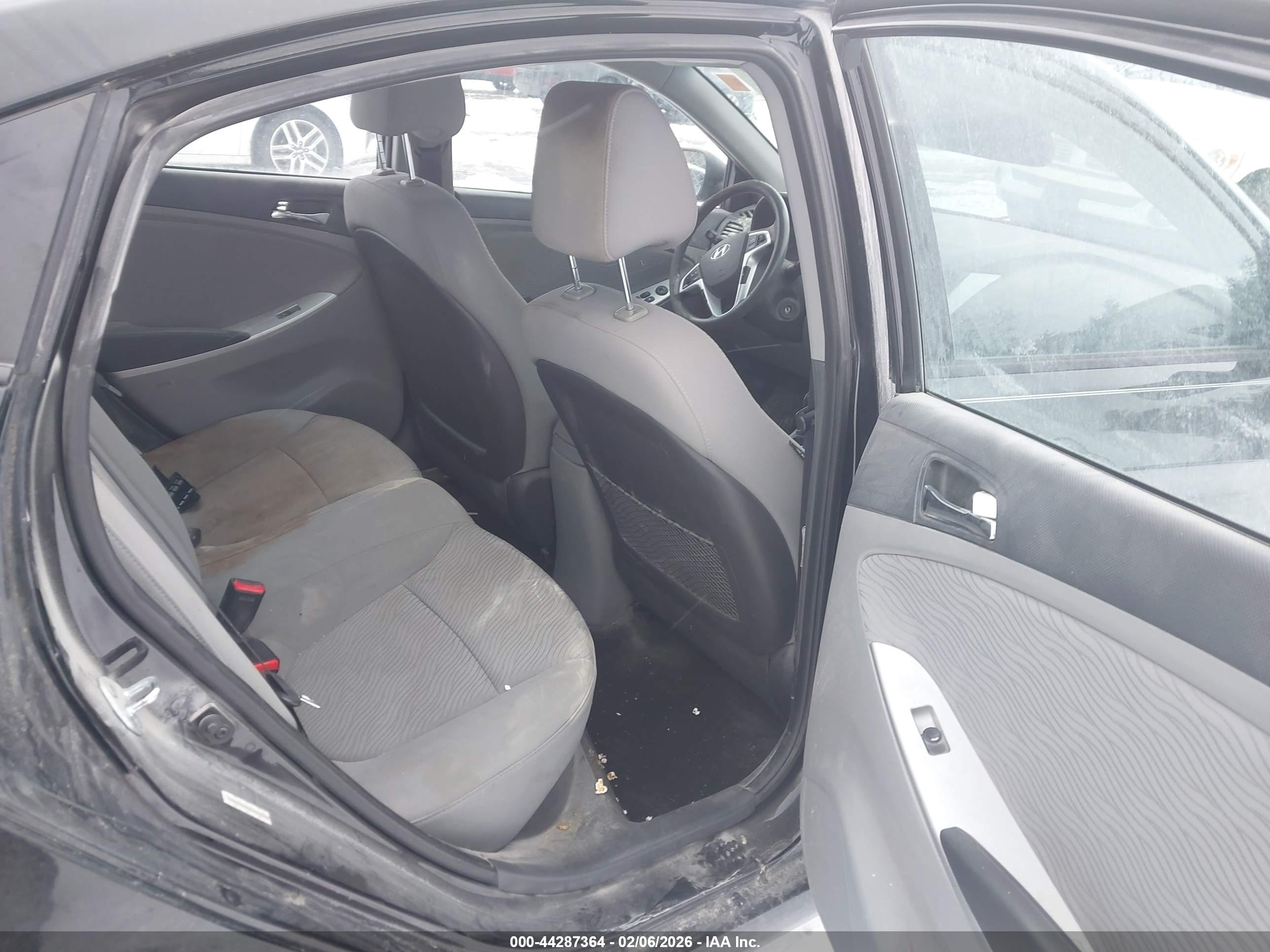 HYUNDAI ACCENT image 8