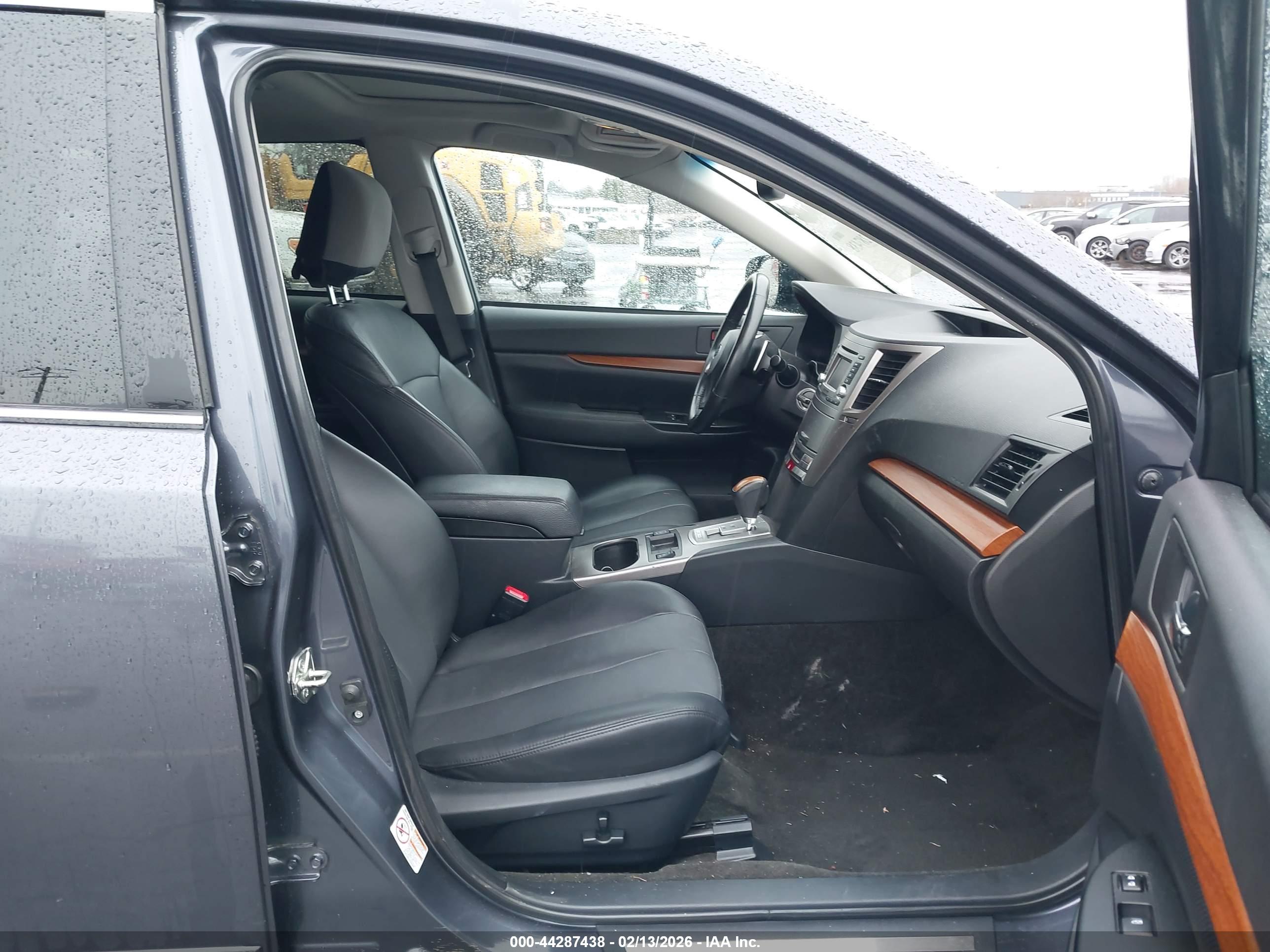 SUBARU OUTBACK image 5