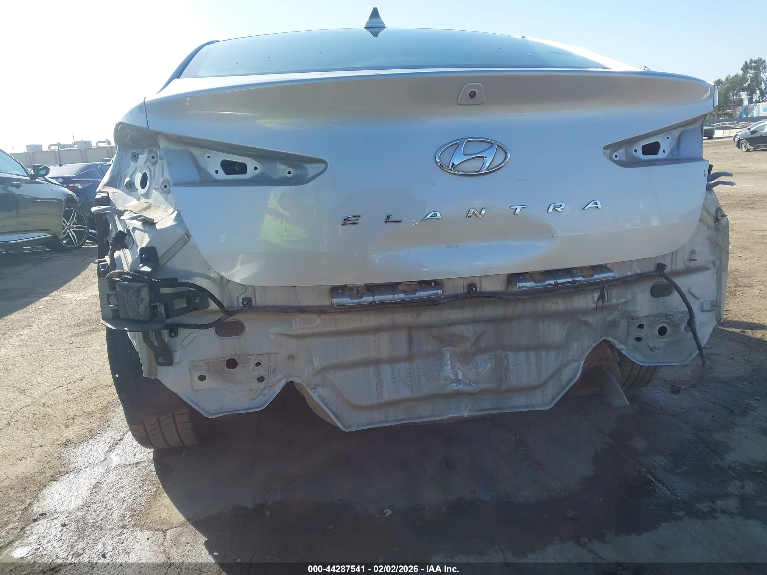 HYUNDAI ELANTRA image 6