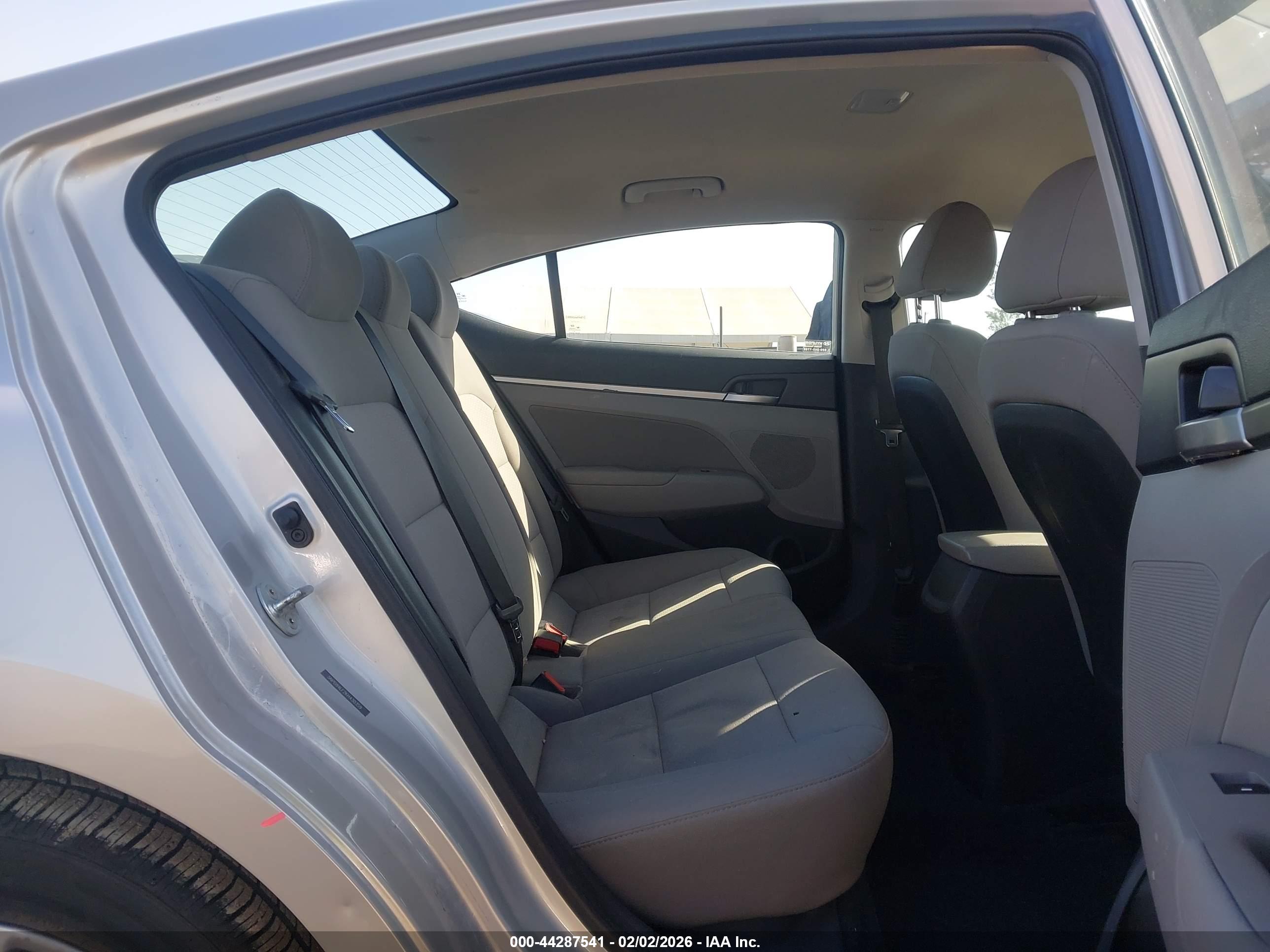 HYUNDAI ELANTRA image 8