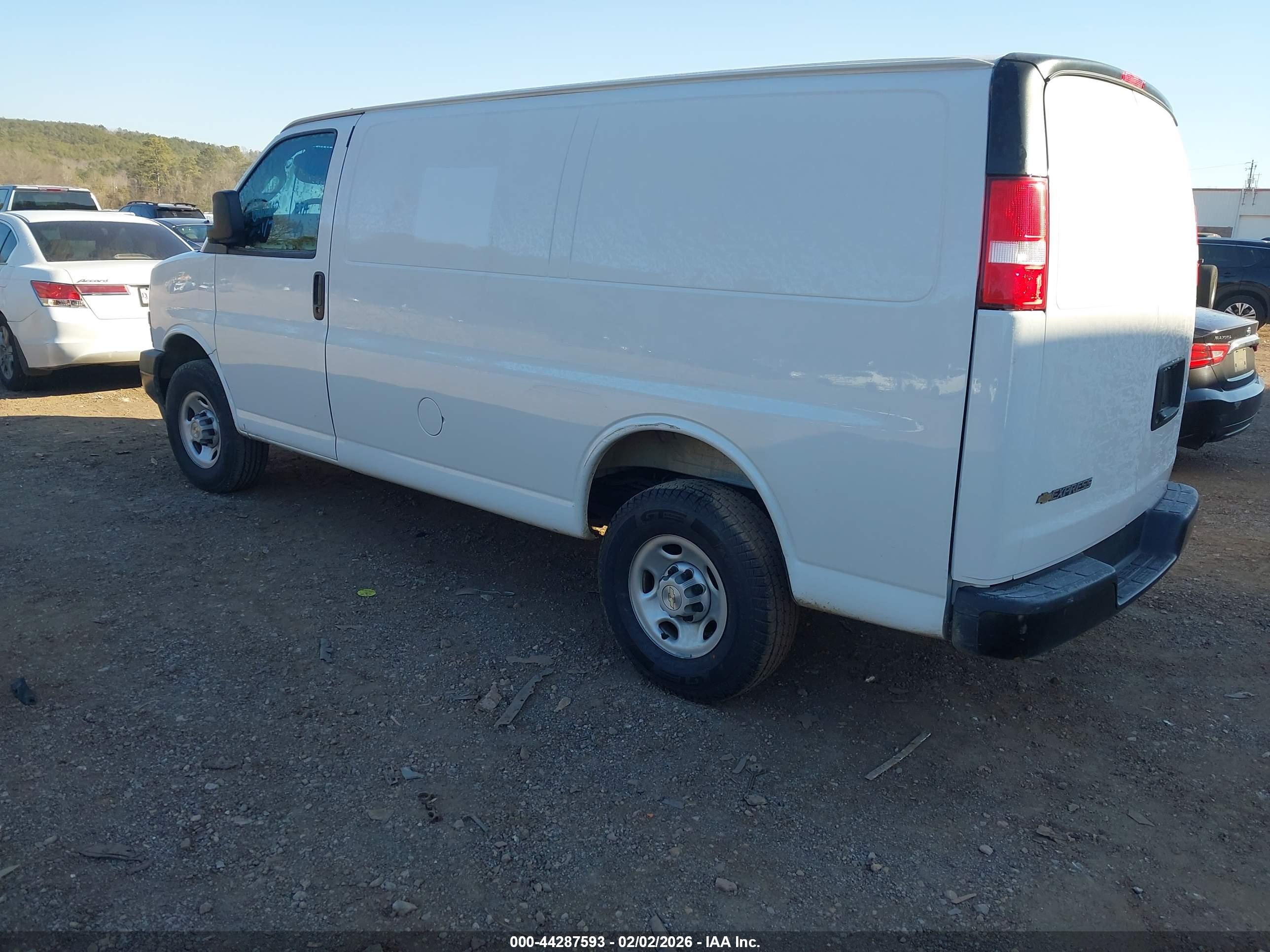 CHEVROLET EXPRESS image 3