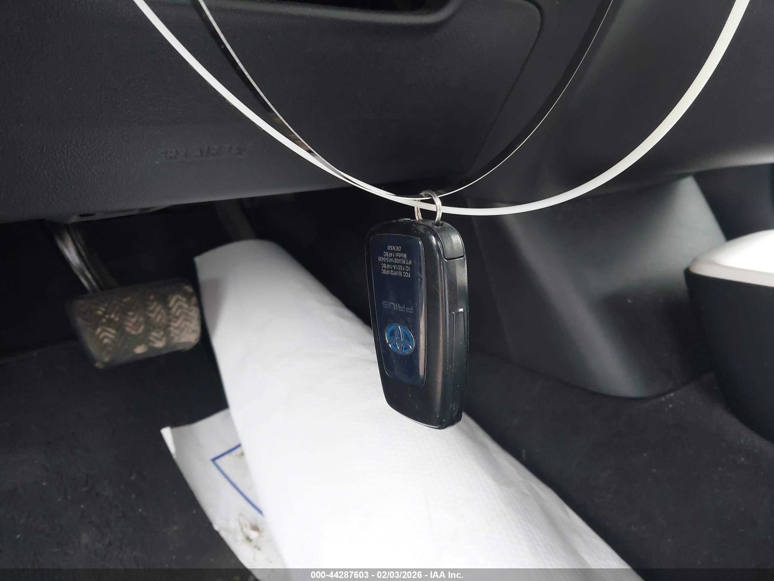 TOYOTA PRIUS image 11