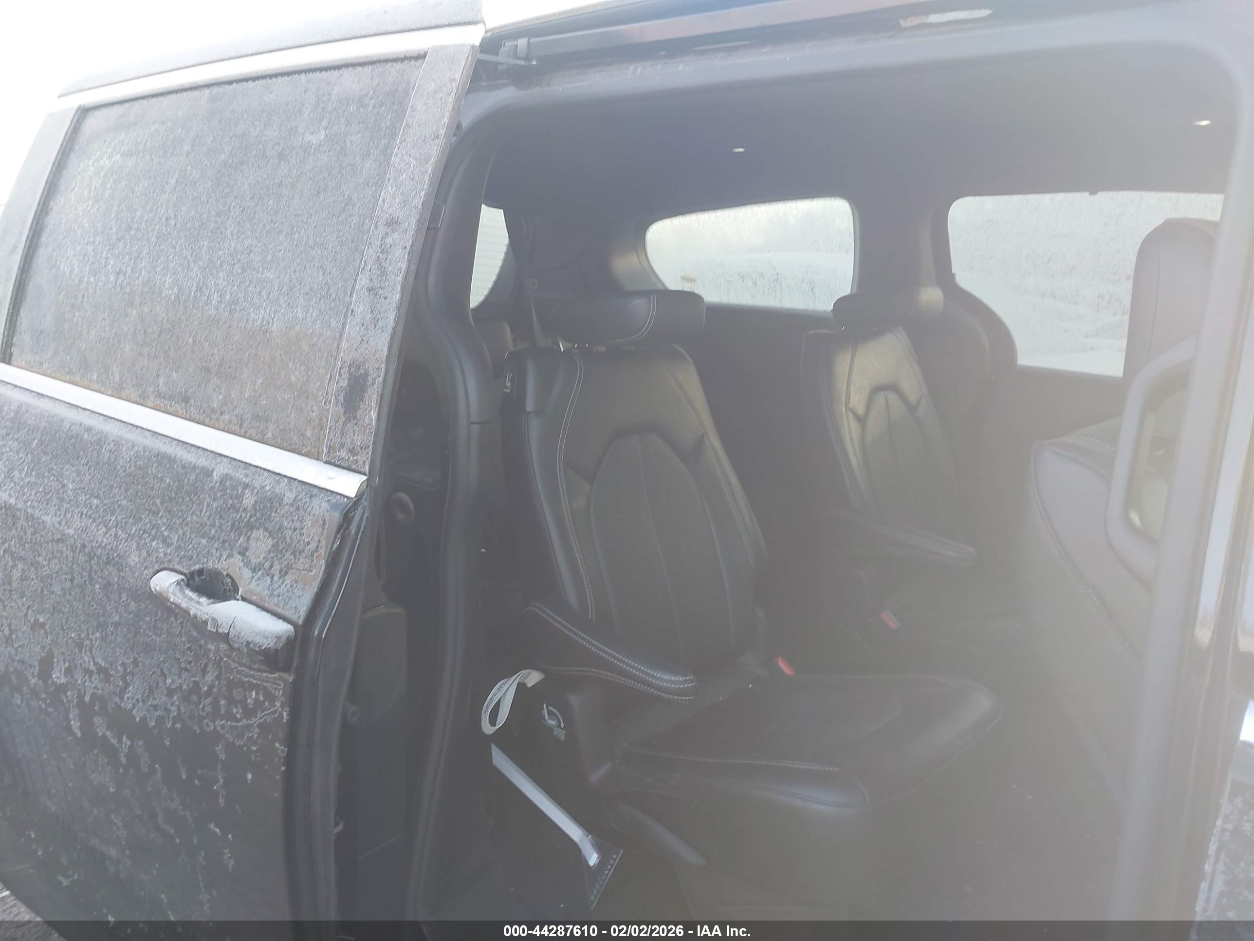 CHRYSLER PACIFICA image 8