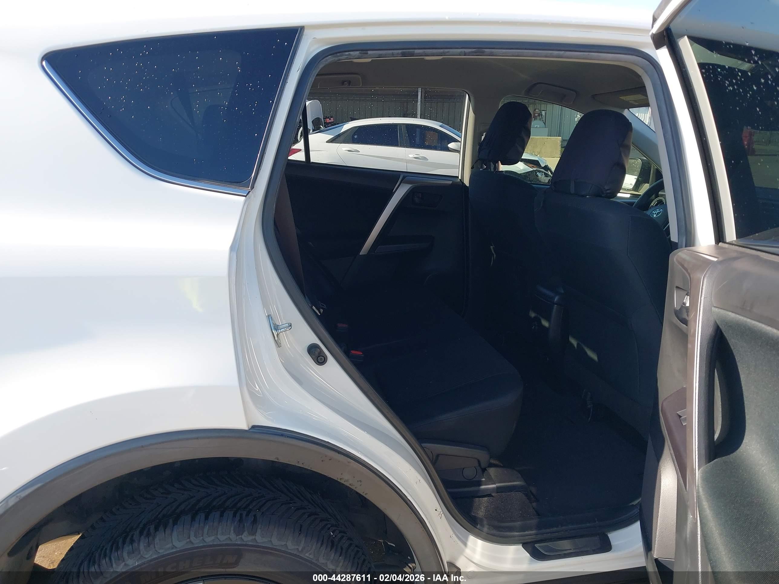 TOYOTA RAV4 image 8