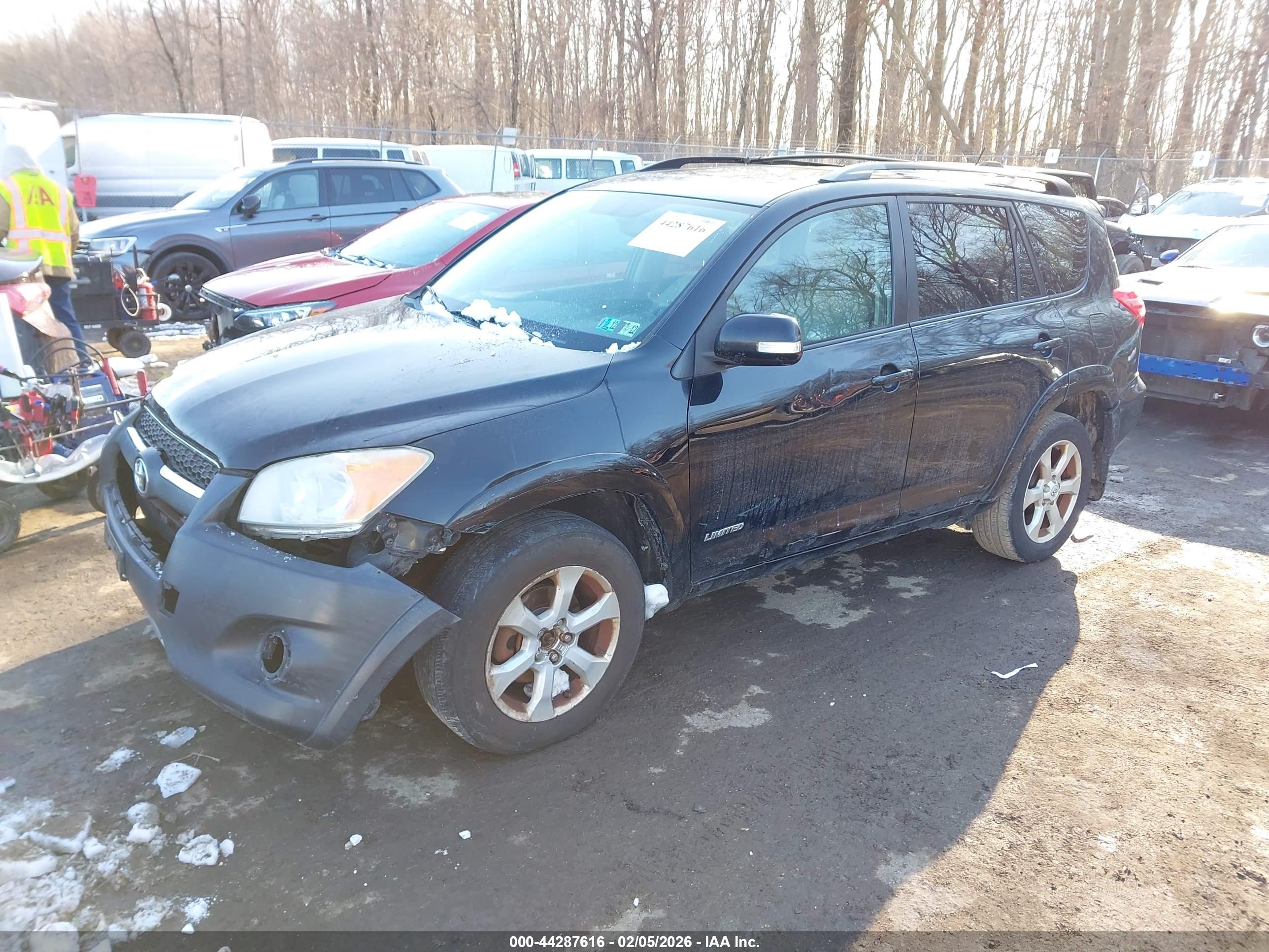 TOYOTA RAV4 image 2