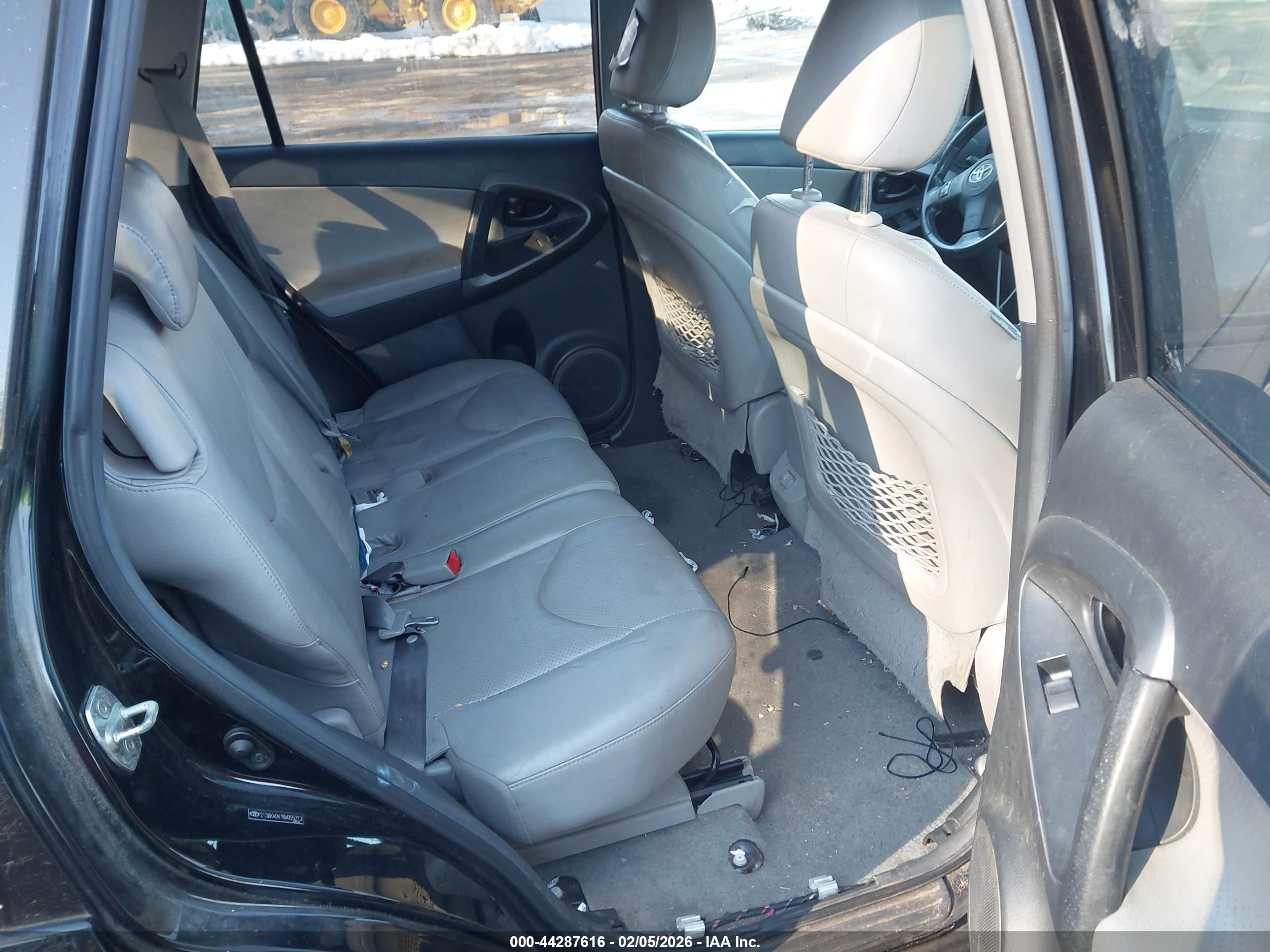 TOYOTA RAV4 image 8