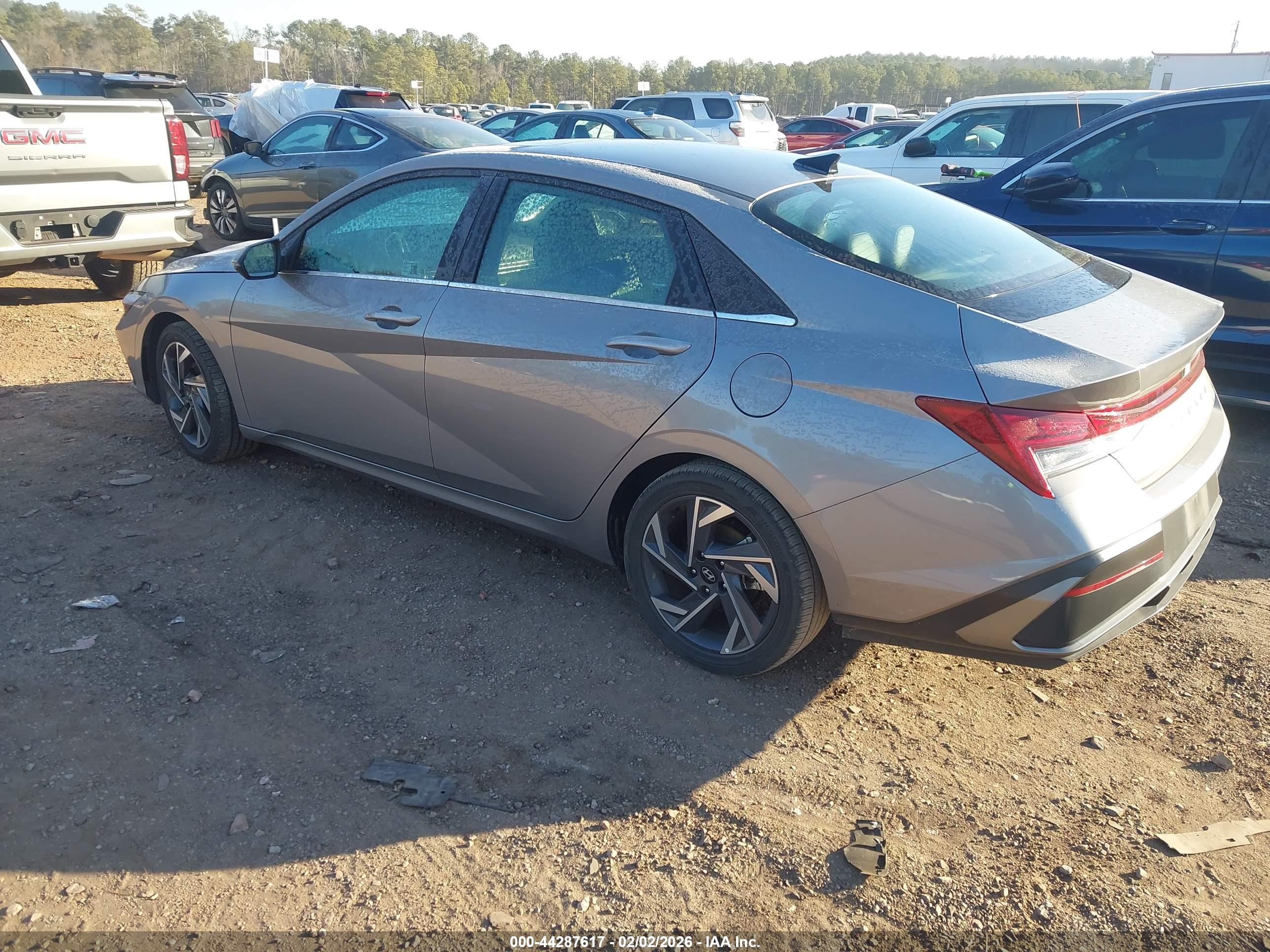 HYUNDAI ELANTRA image 3