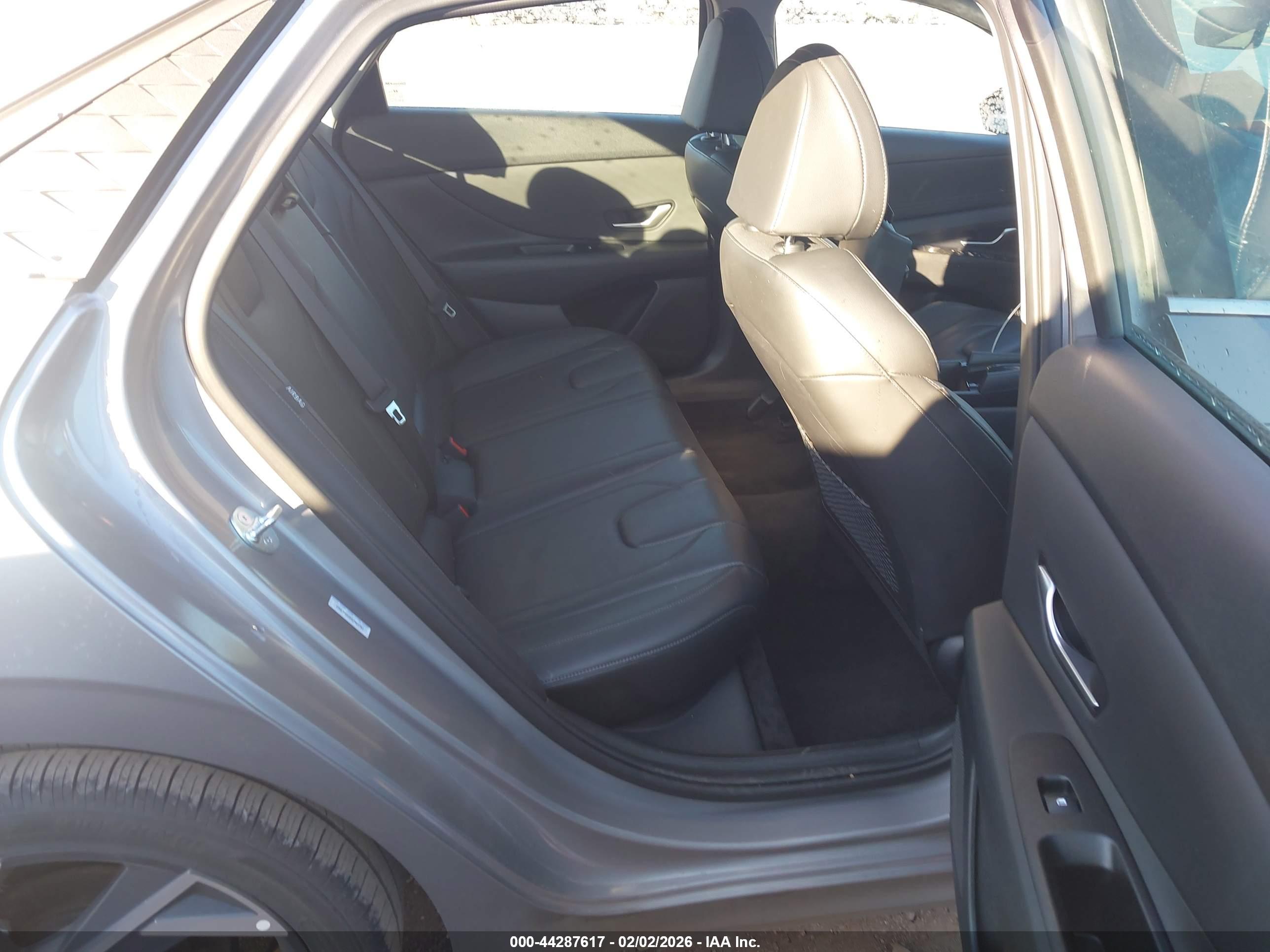 HYUNDAI ELANTRA image 8