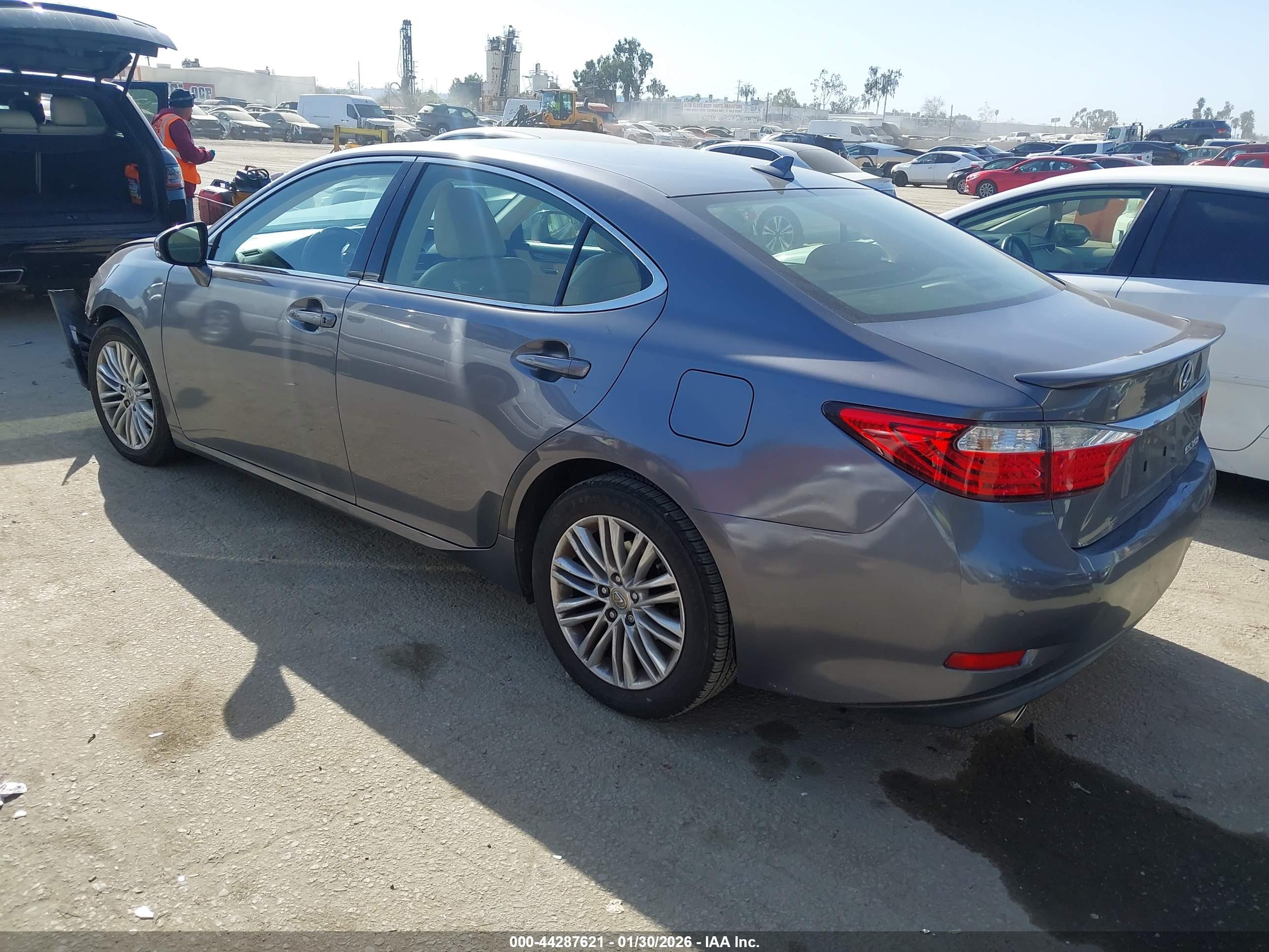 LEXUS ES image 3