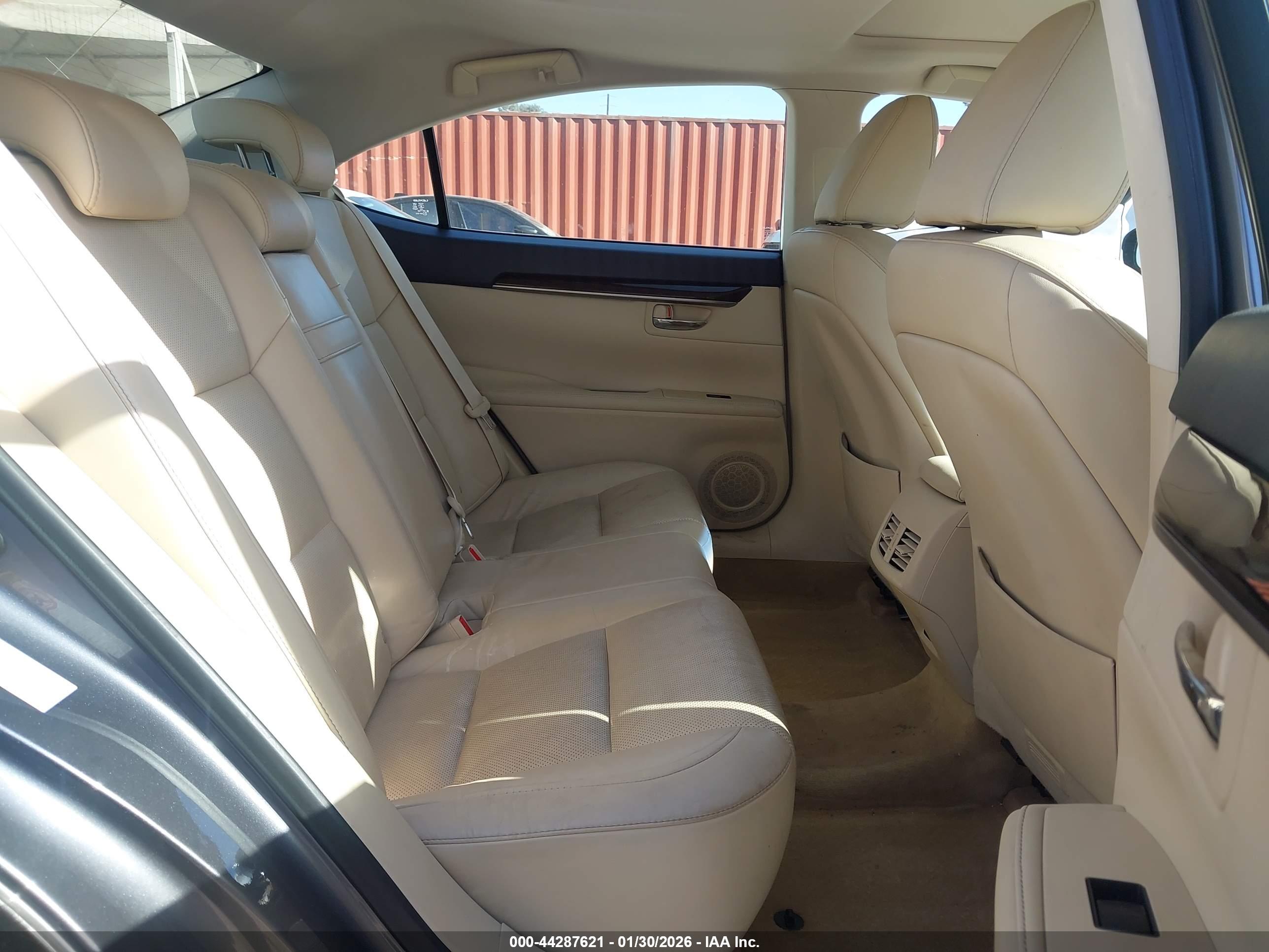 LEXUS ES image 8