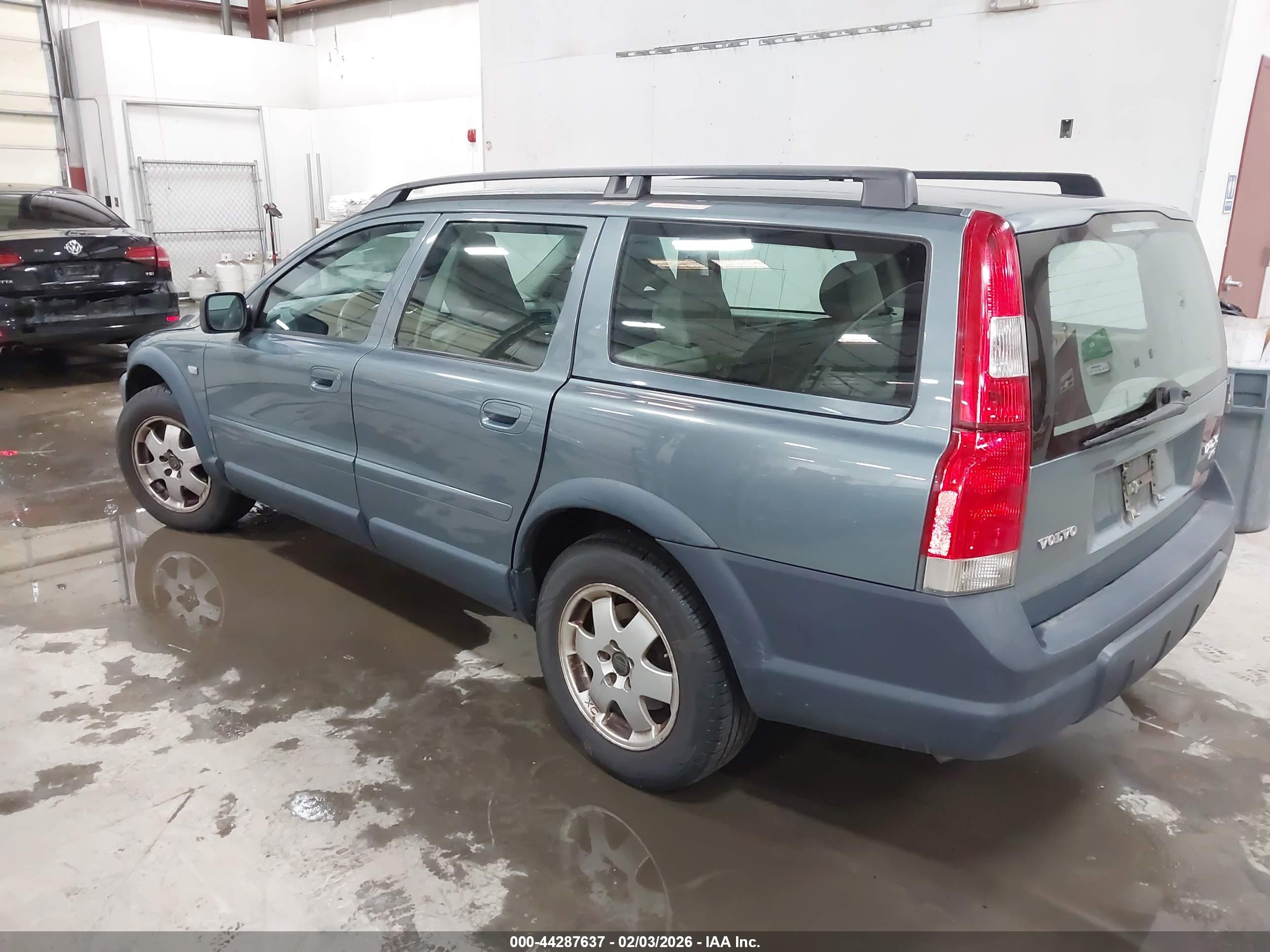 VOLVO V70 image 3