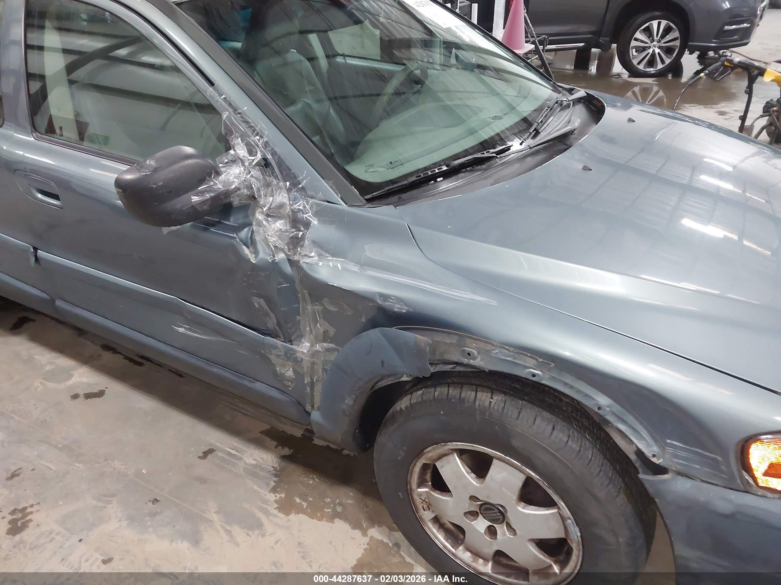 VOLVO V70 image 6