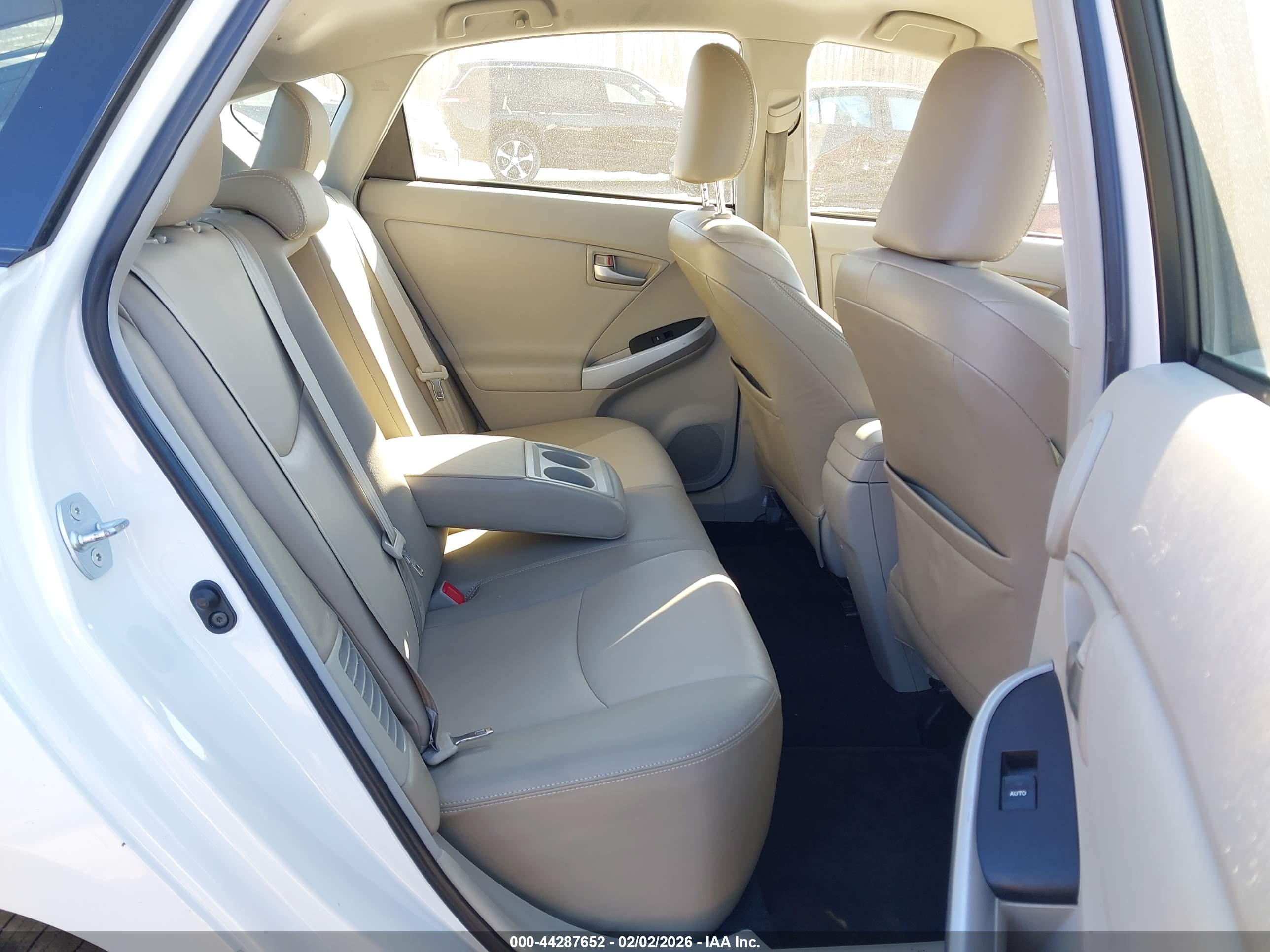 TOYOTA PRIUS image 8