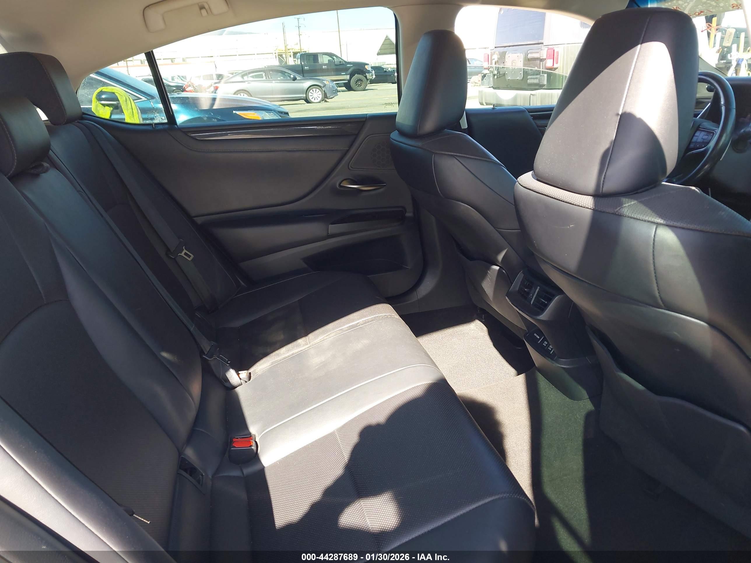 LEXUS ES image 8