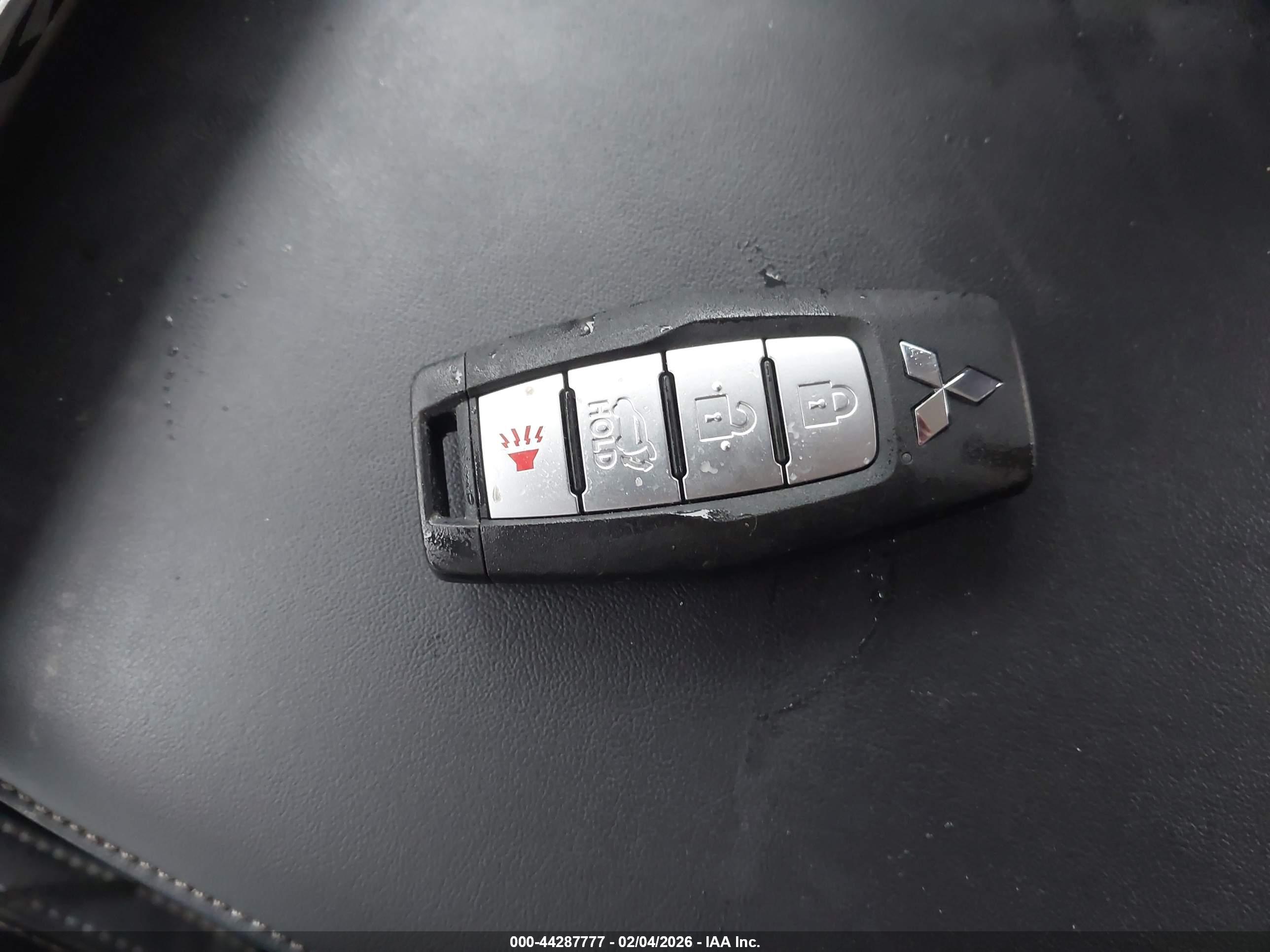MITSUBISHI OUTLANDER image 11