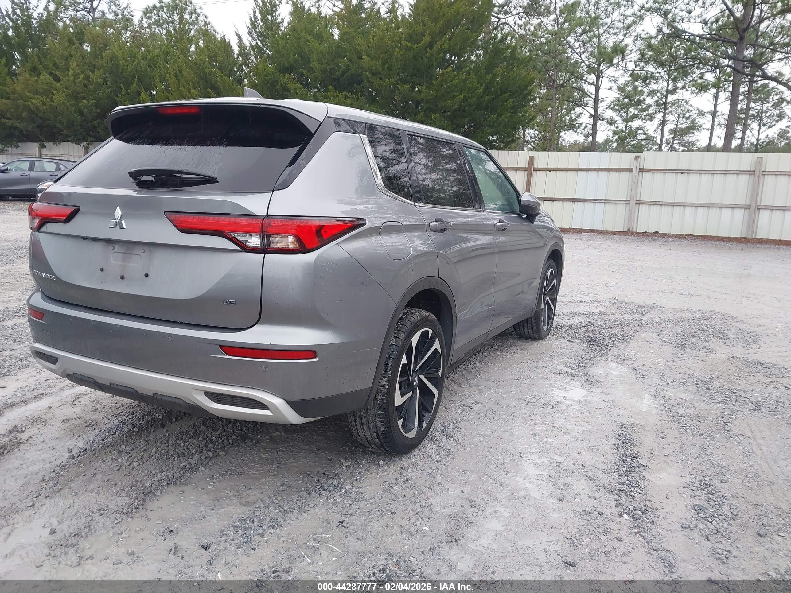MITSUBISHI OUTLANDER image 4