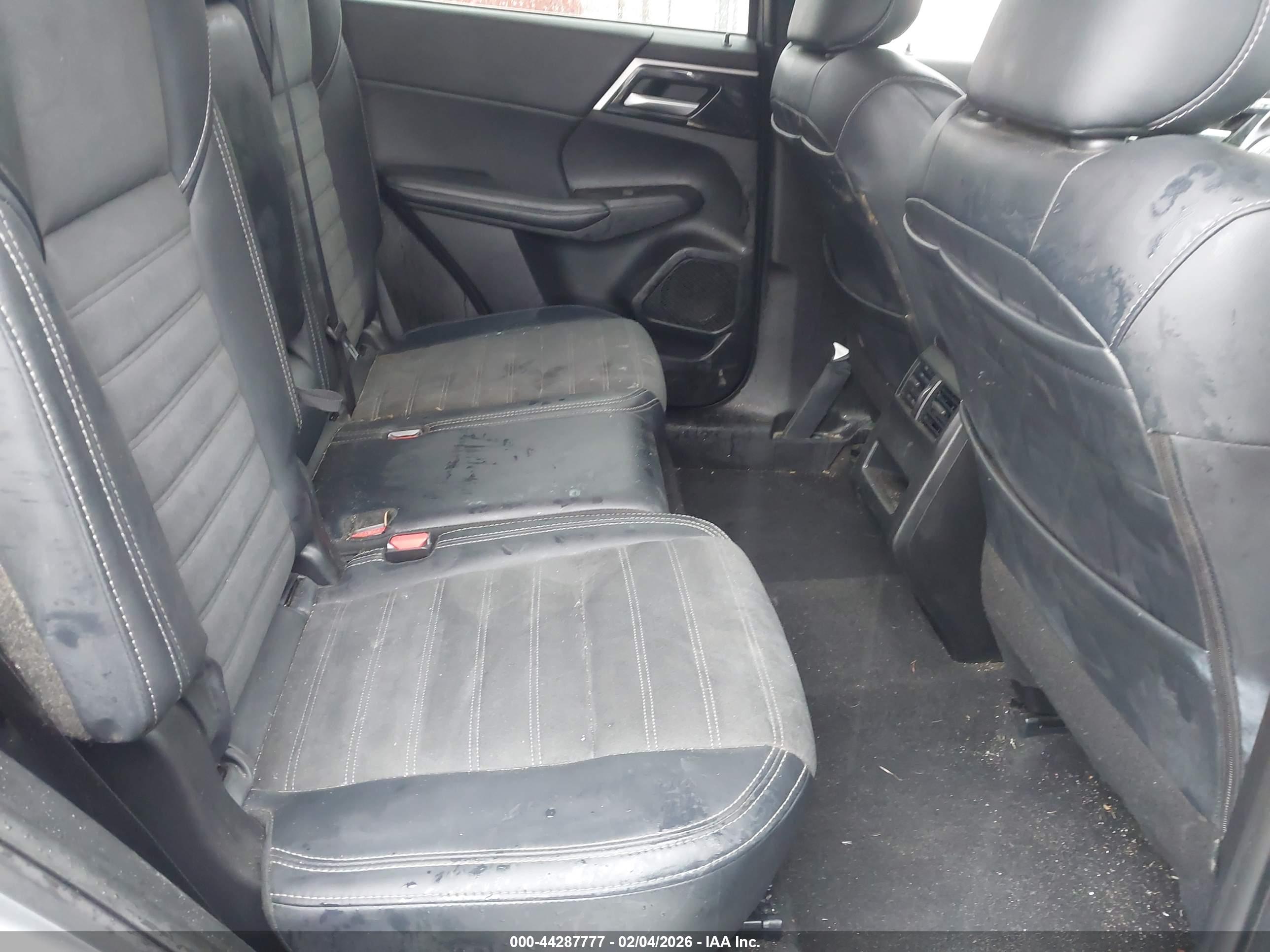 MITSUBISHI OUTLANDER image 8