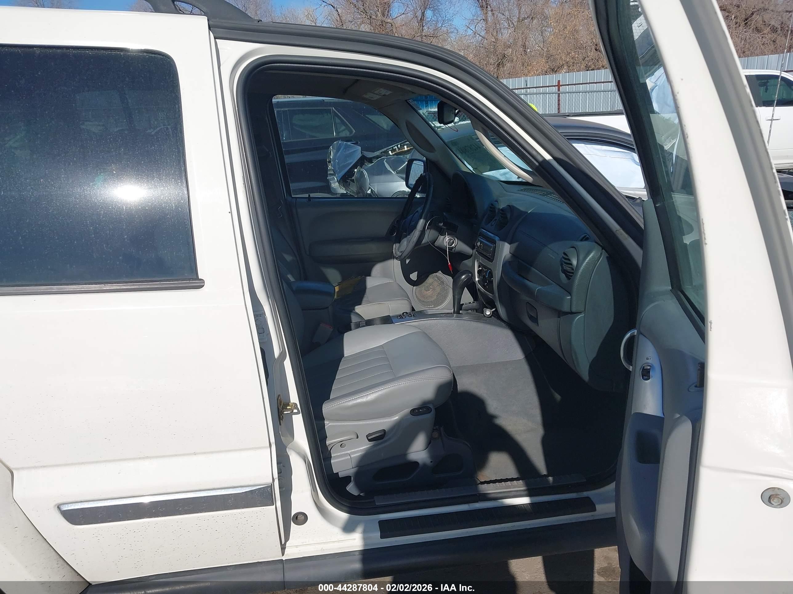 JEEP LIBERTY image 5