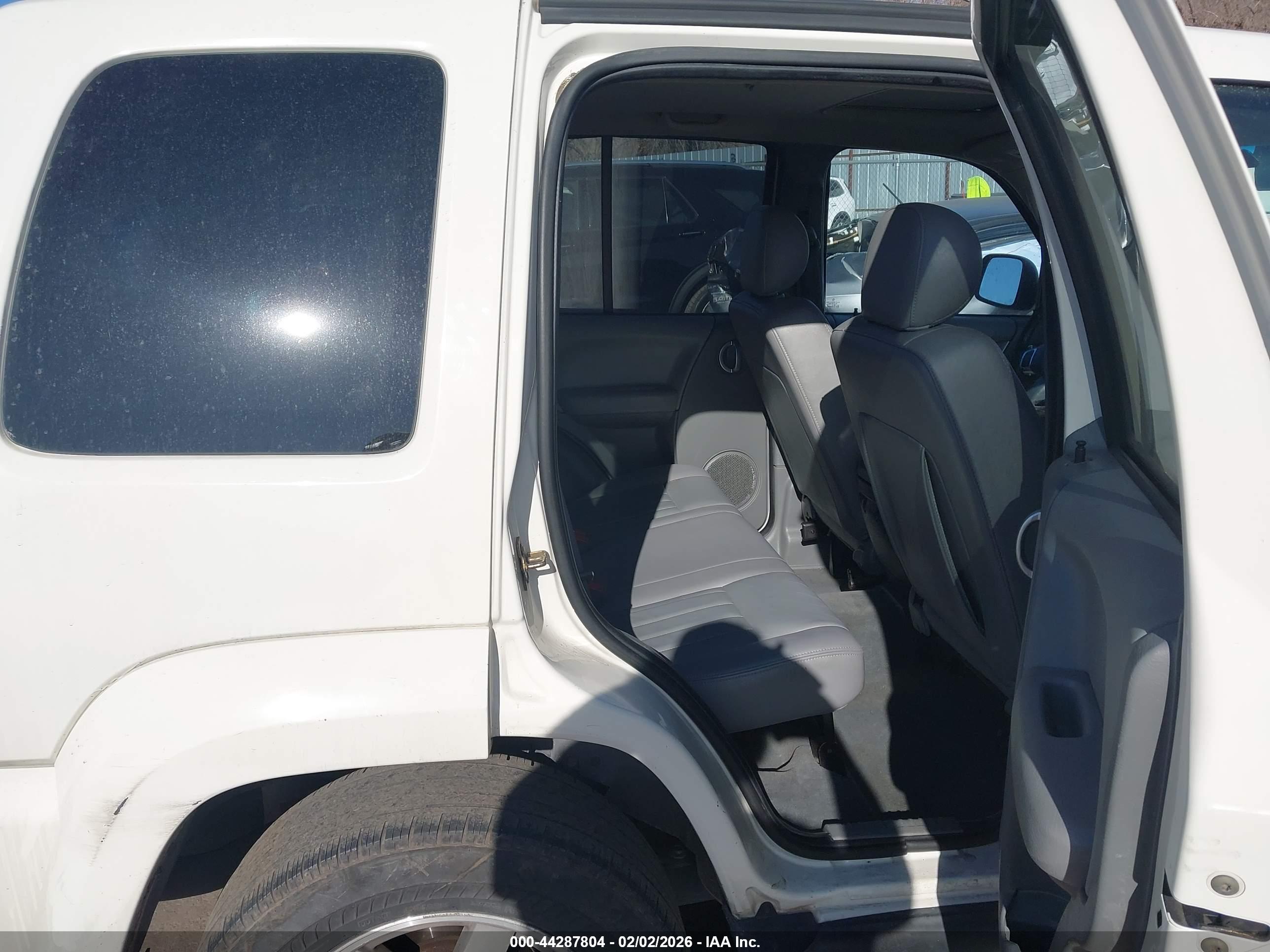 JEEP LIBERTY image 8