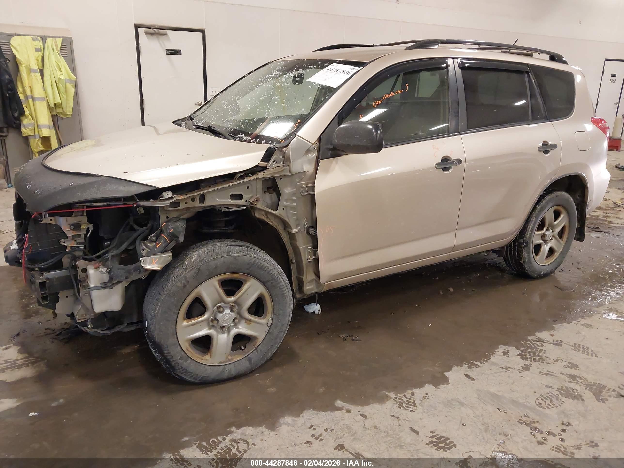 TOYOTA RAV4 image 2