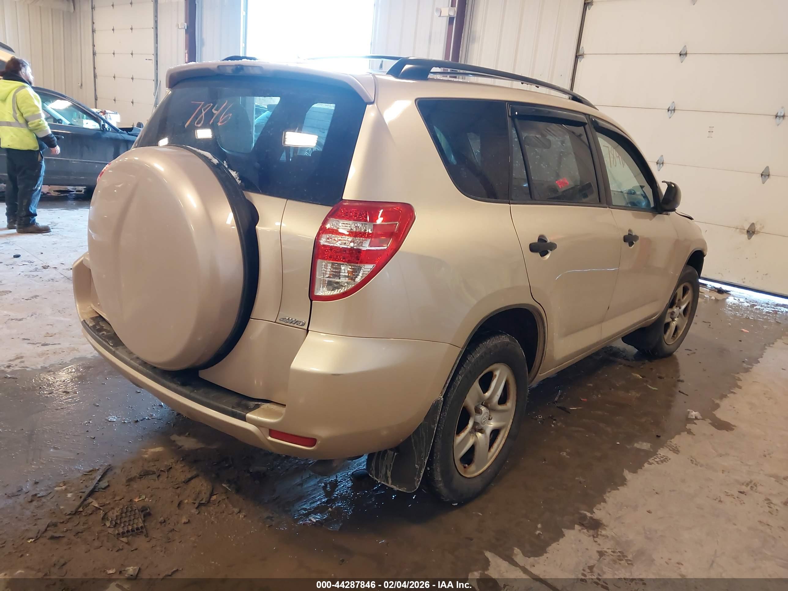 TOYOTA RAV4 image 4