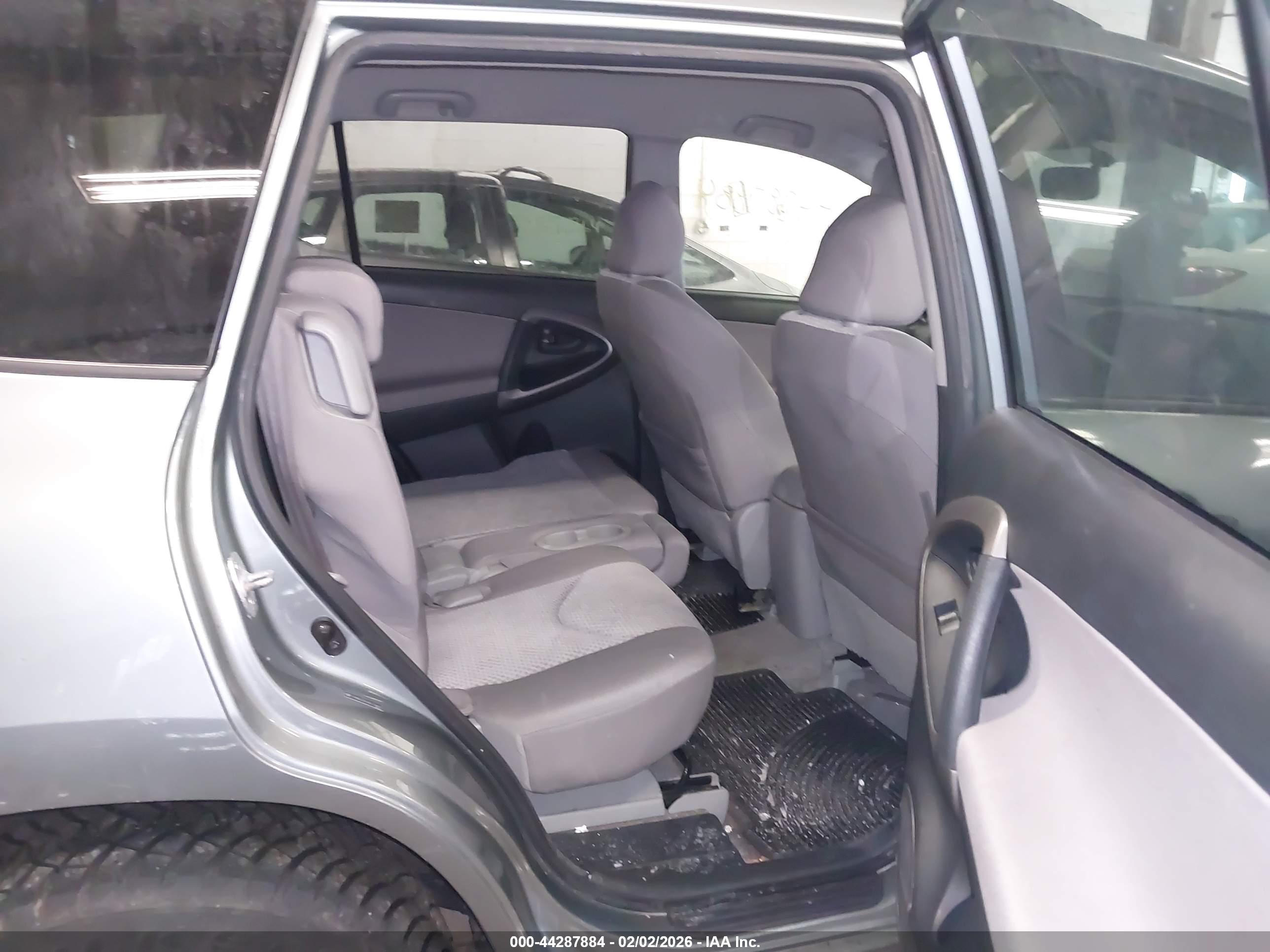 TOYOTA RAV4 image 8