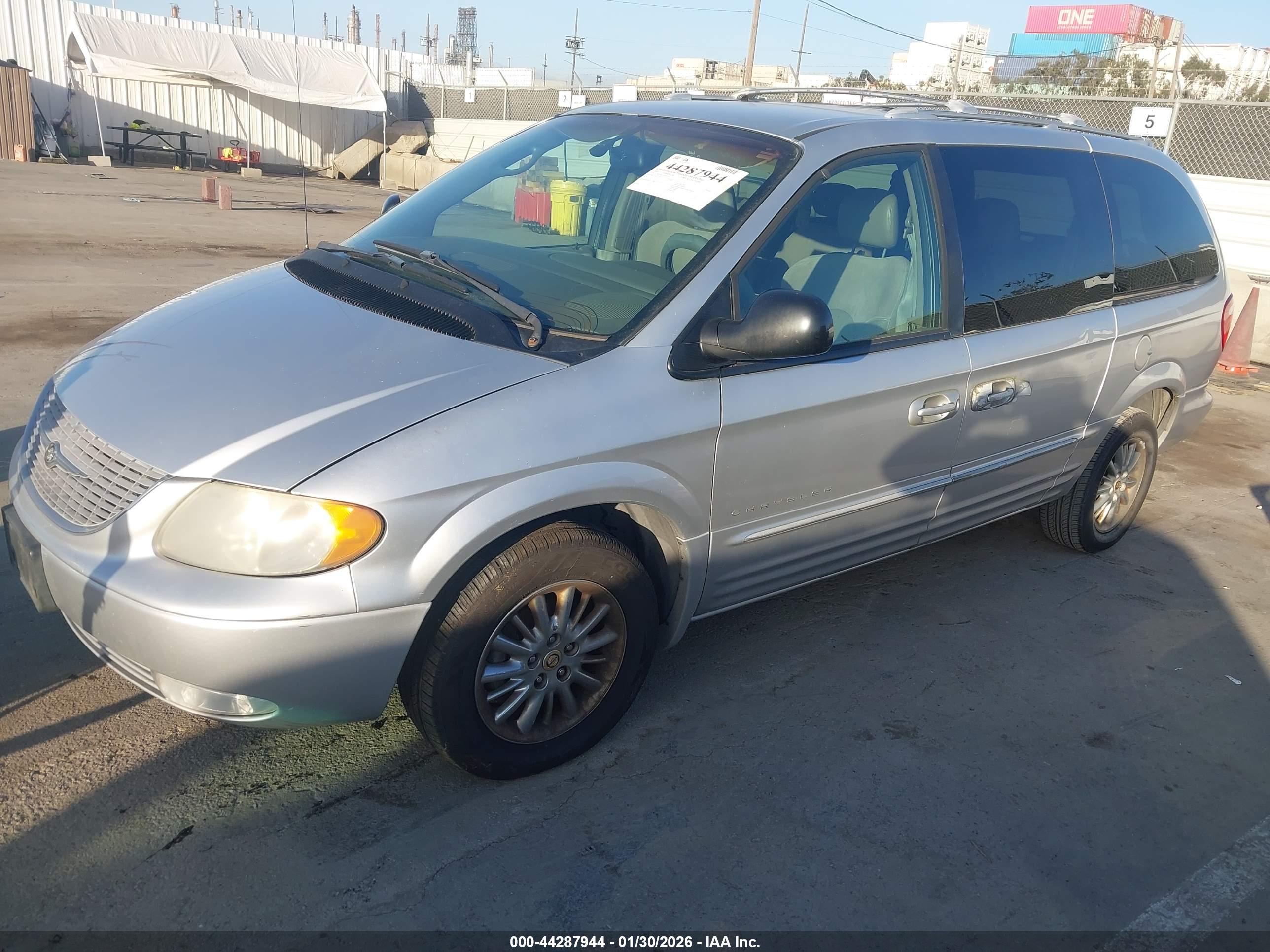 CHRYSLER TOWN image 2