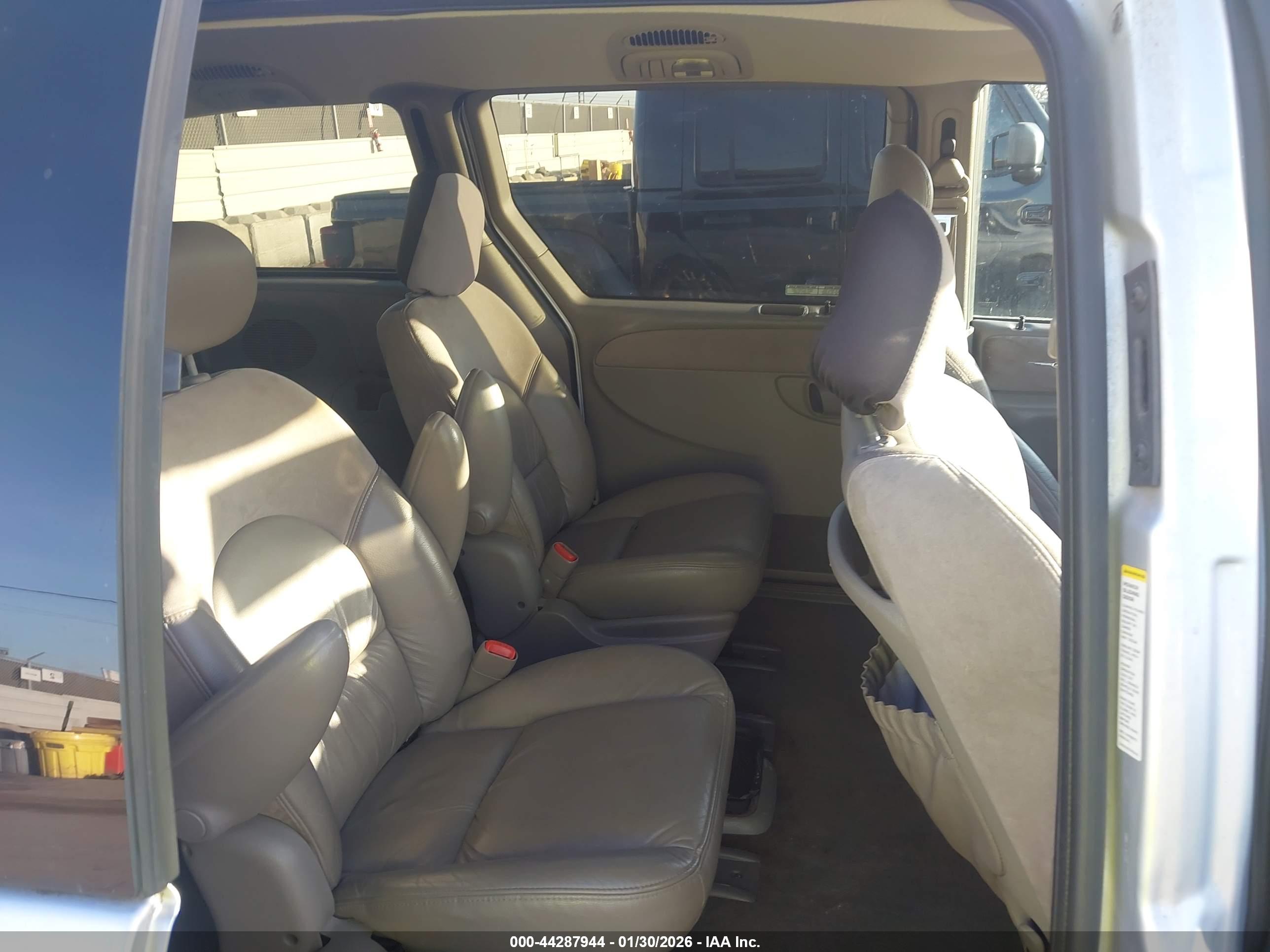 CHRYSLER TOWN image 8