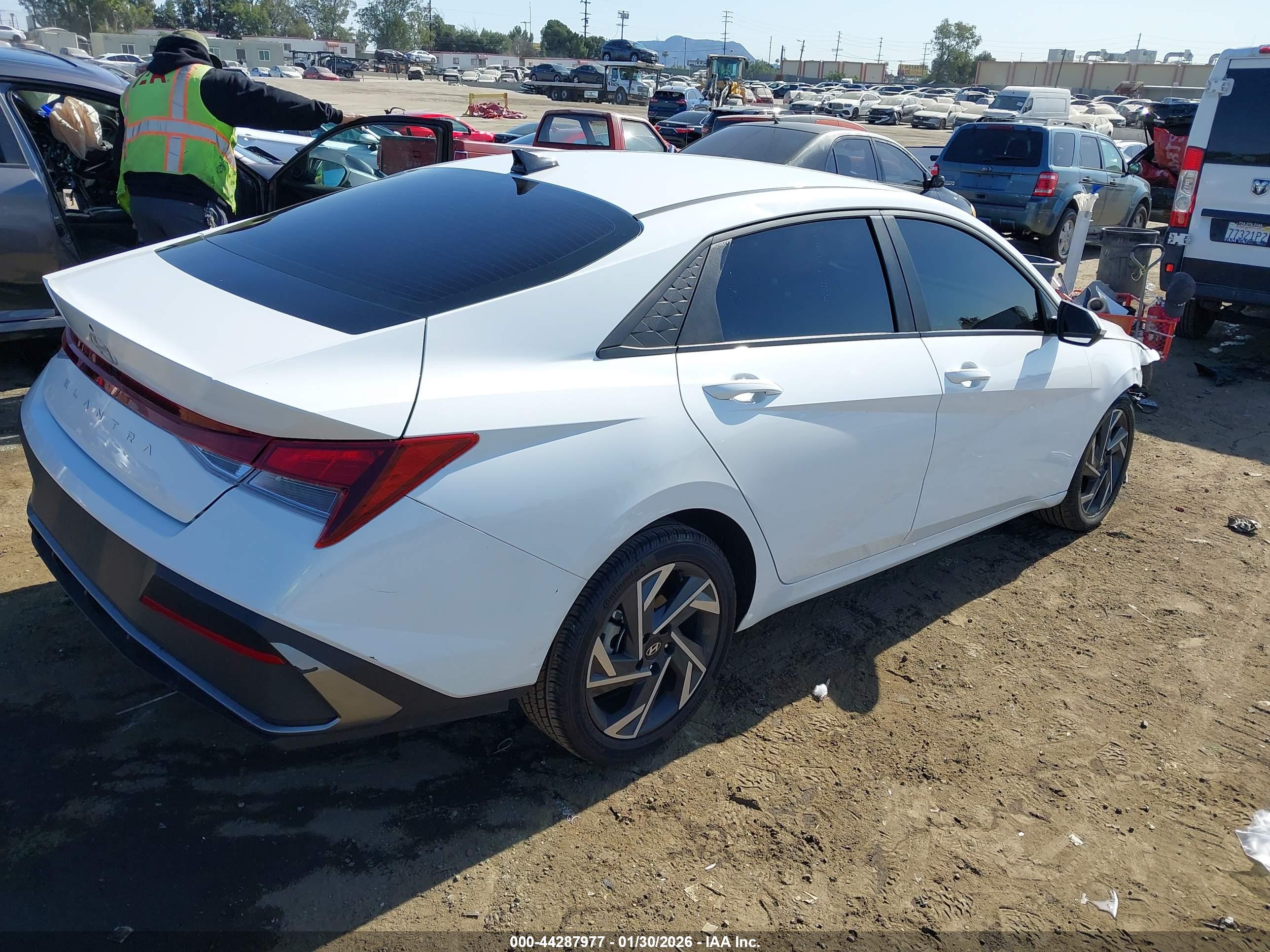 HYUNDAI ELANTRA image 4
