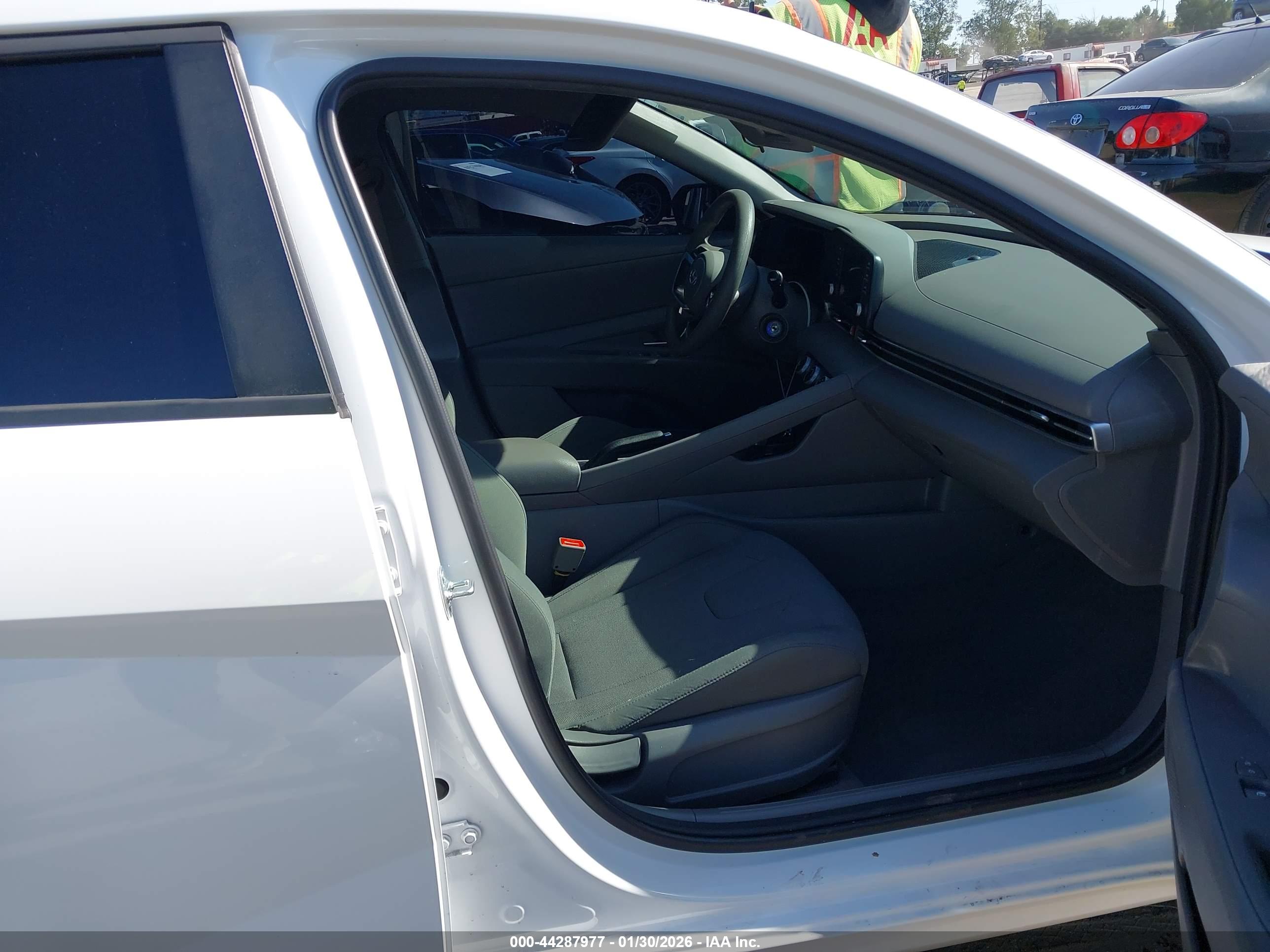 HYUNDAI ELANTRA image 5