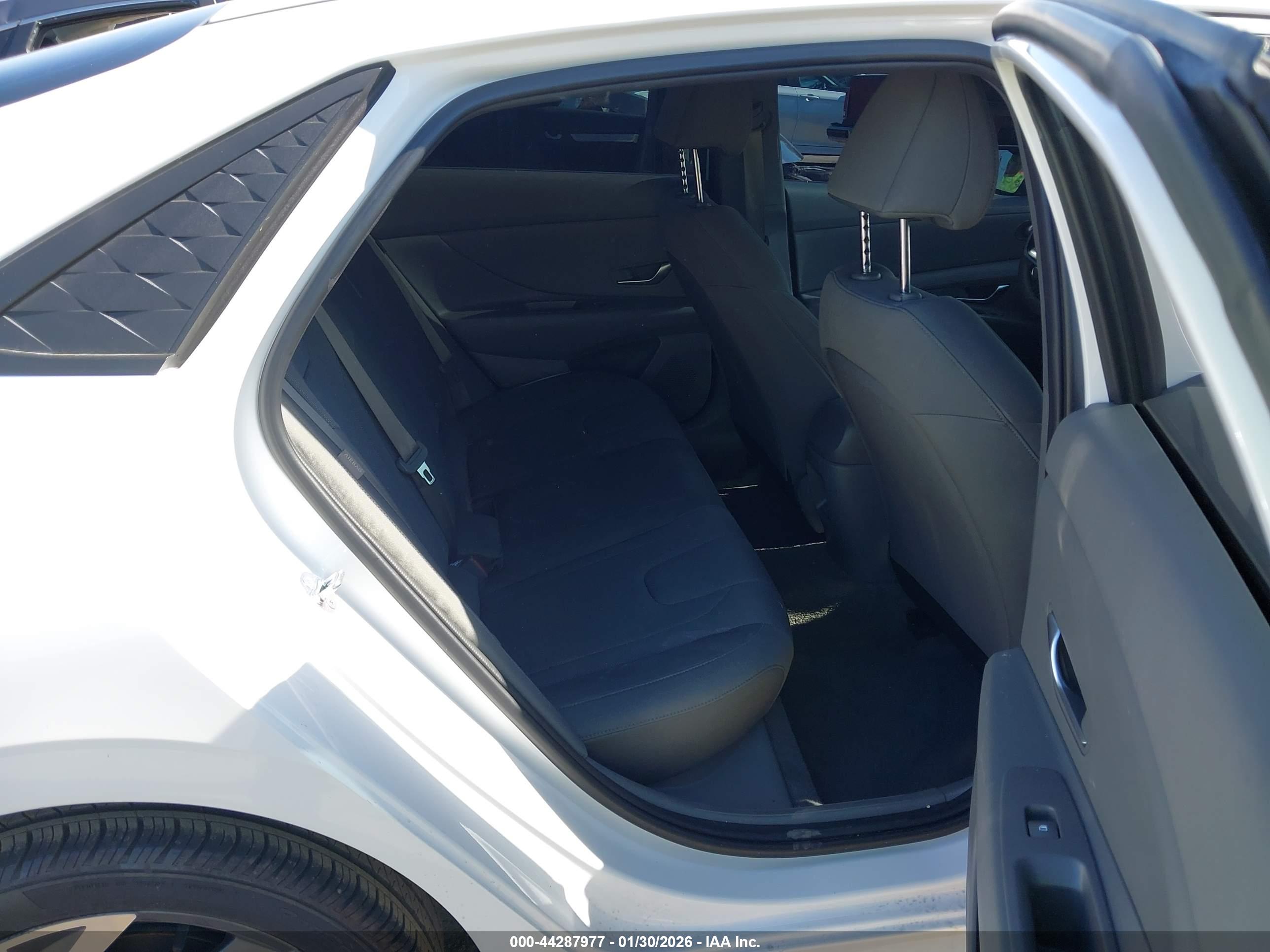 HYUNDAI ELANTRA image 8