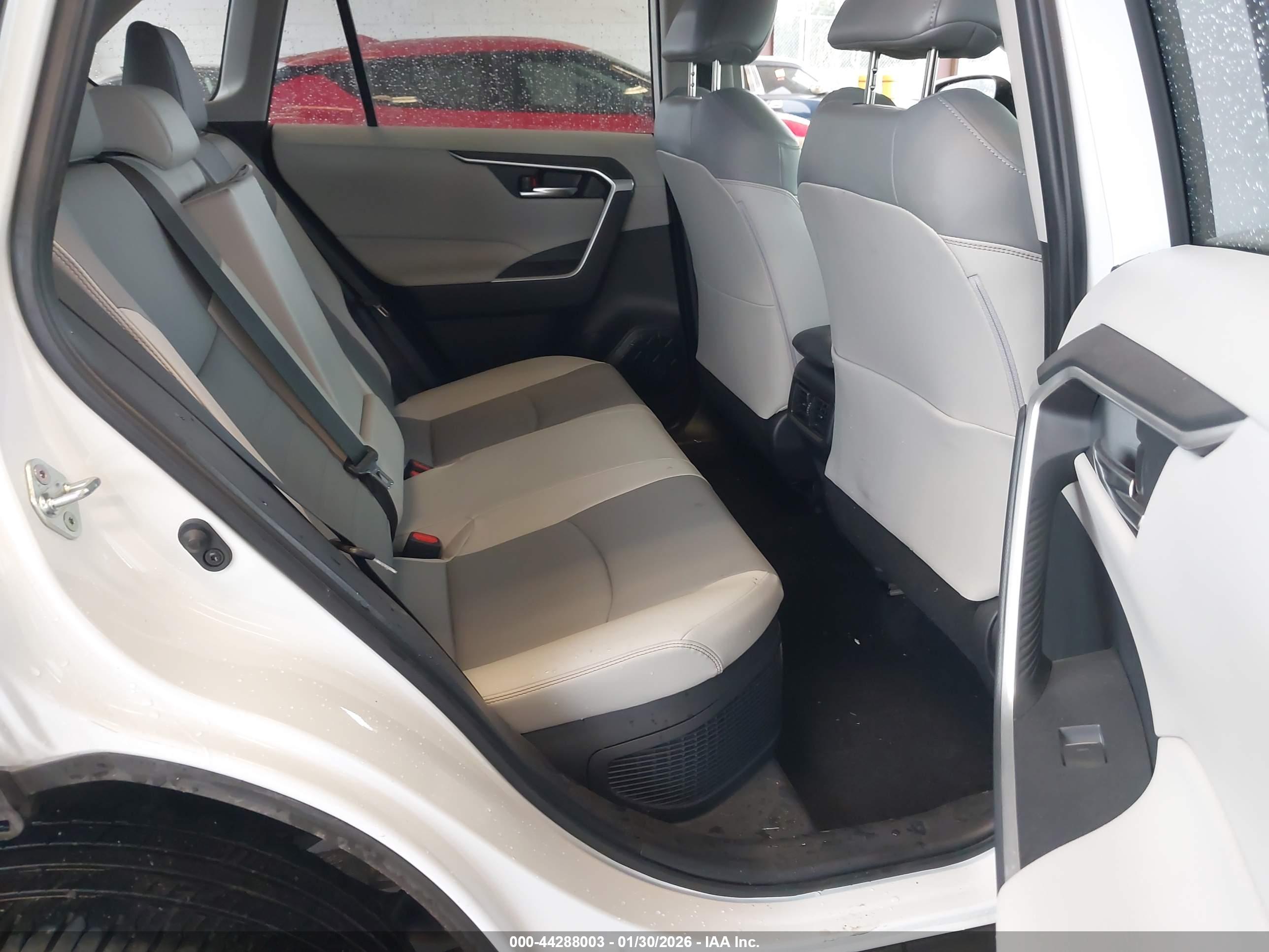 TOYOTA RAV4 image 8