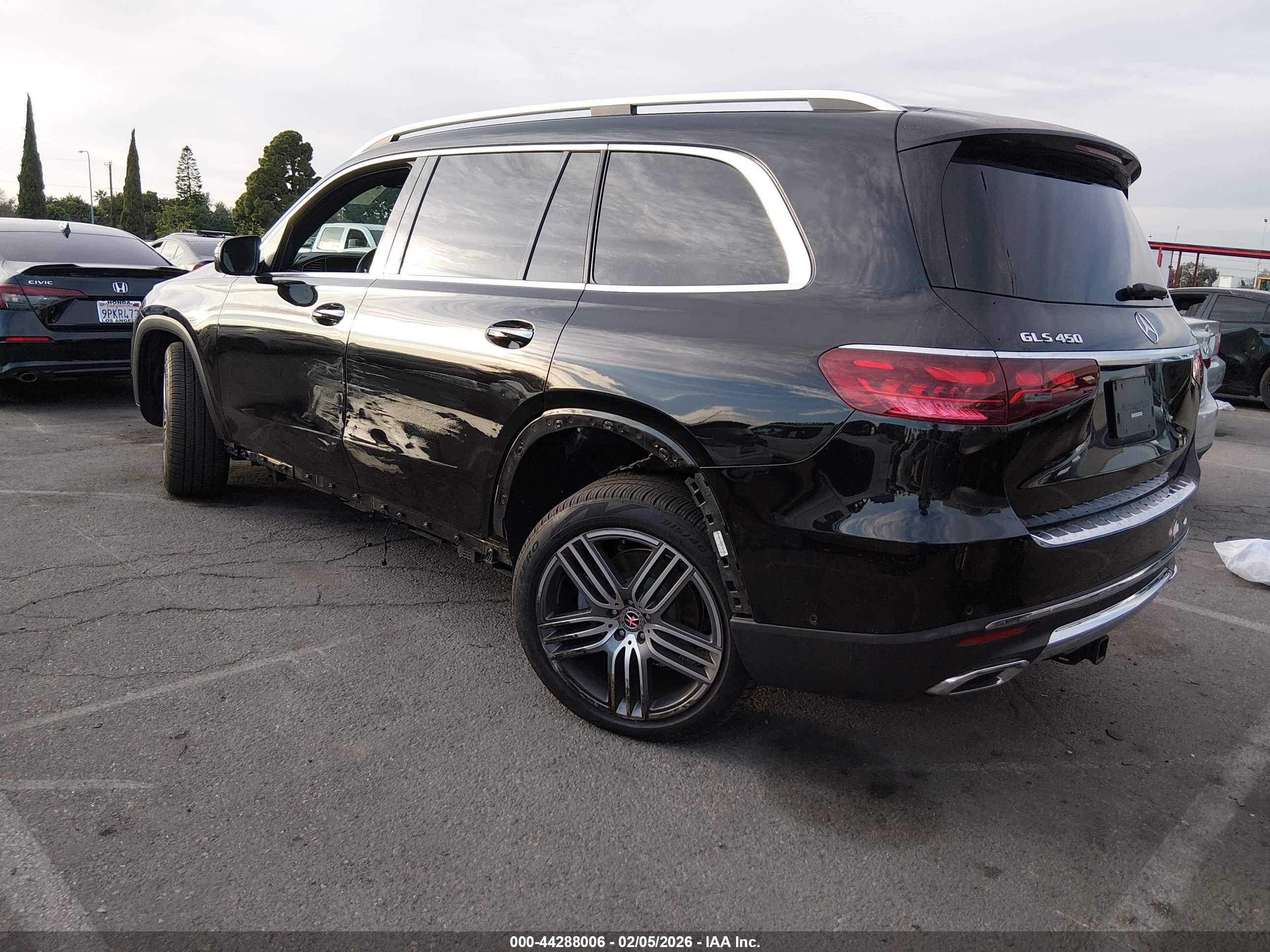 MERCEDES-BENZ GLS image 3